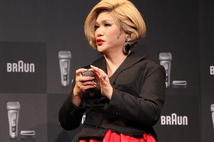 ▲美顔器ヘッドについて語るIKKOさん