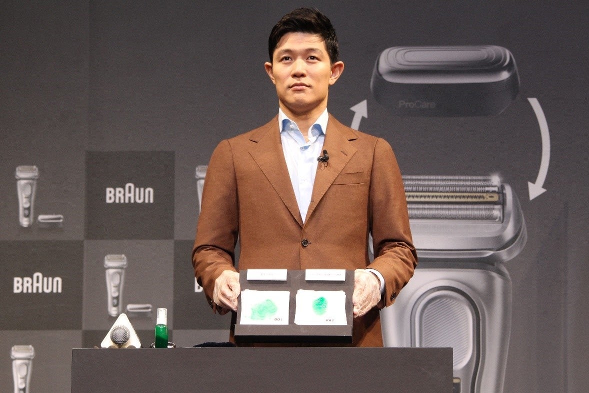 ▲化粧水浸透テクノロジーの浸透力に関するデモンストレーションの様子