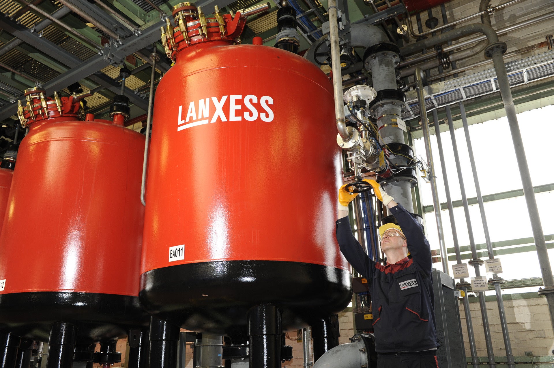 ランクセスは、何千もの製品を製造しています。「プロダクト・カーボンフットプリント・エンジン」は、それらの製品の二酸化炭素排出量を自動的に計算します。