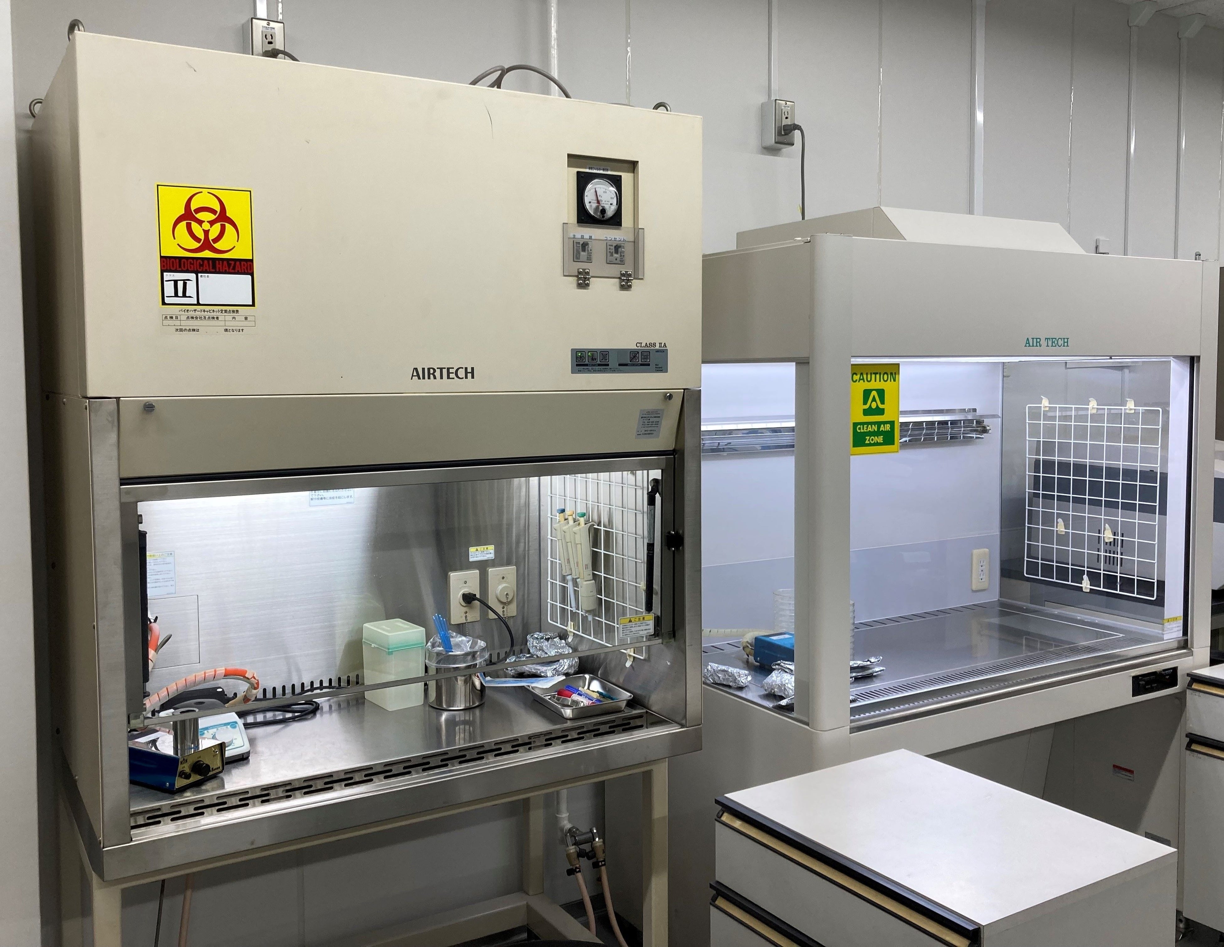 ランクセス川崎テクニカルセンターのラボ装置。安全キャビネット（左）クリーンベンチ（右）　（写真：ランクセス）