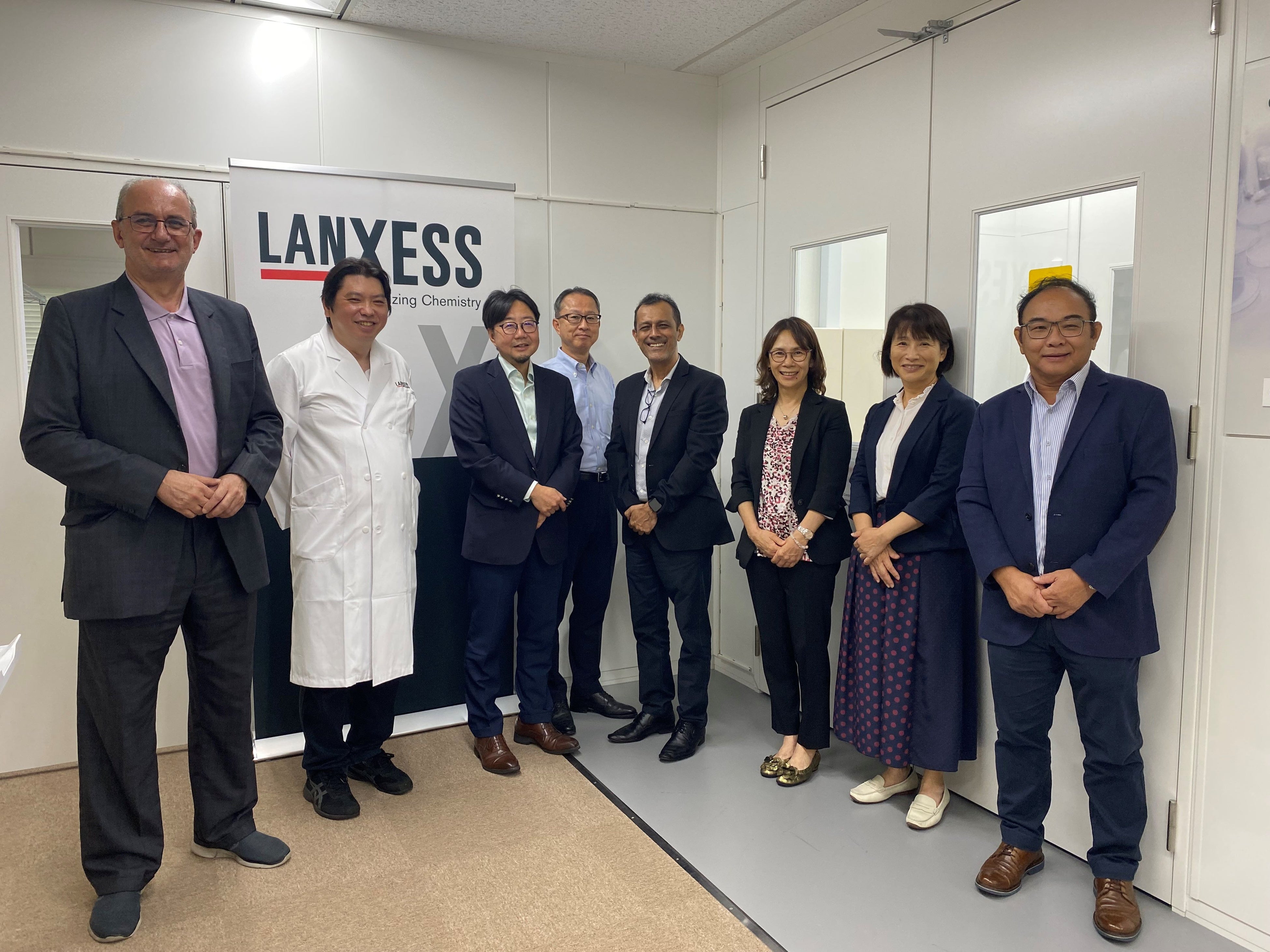 ランクセス川崎テクニカルセンター開所式の様子。物質保護剤ビジネスユニット アジア太平洋地域代表と日本チーム及びランクセス日本法人社長が同席。（写真：ランクセス）