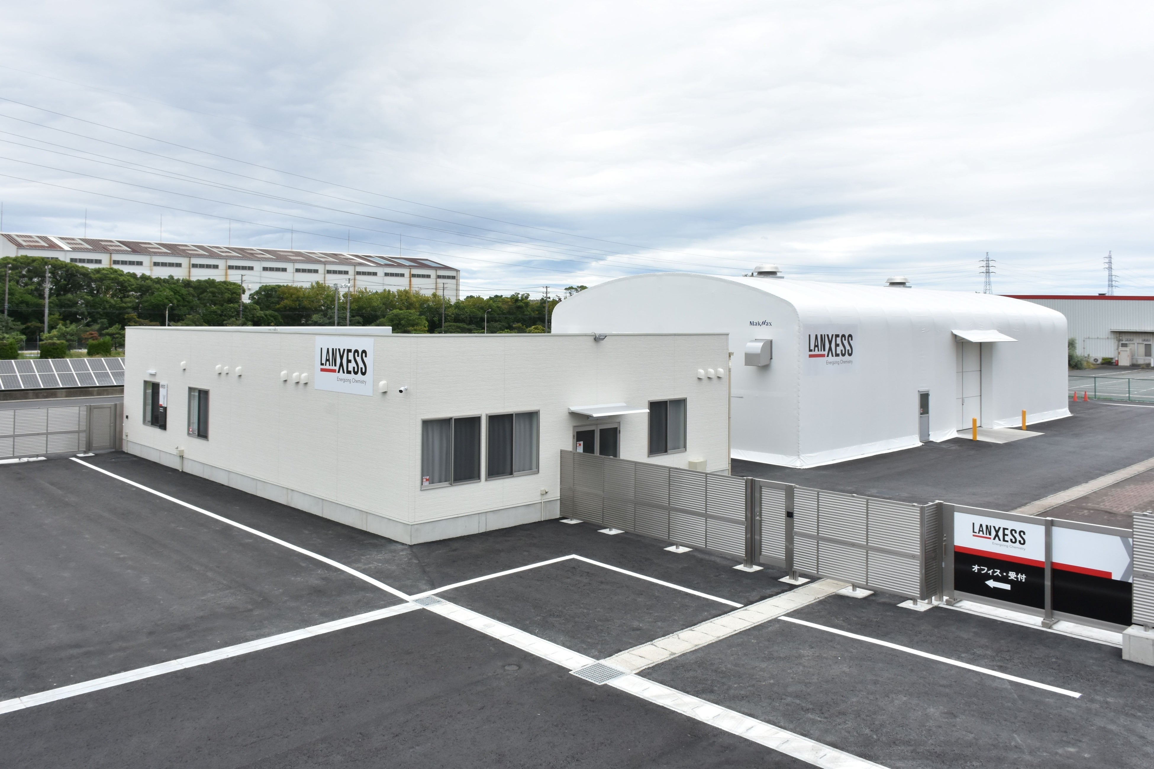 豊橋事業所内に新設された倉庫および品質管理（QC）ラボ棟（写真：ランクセス）