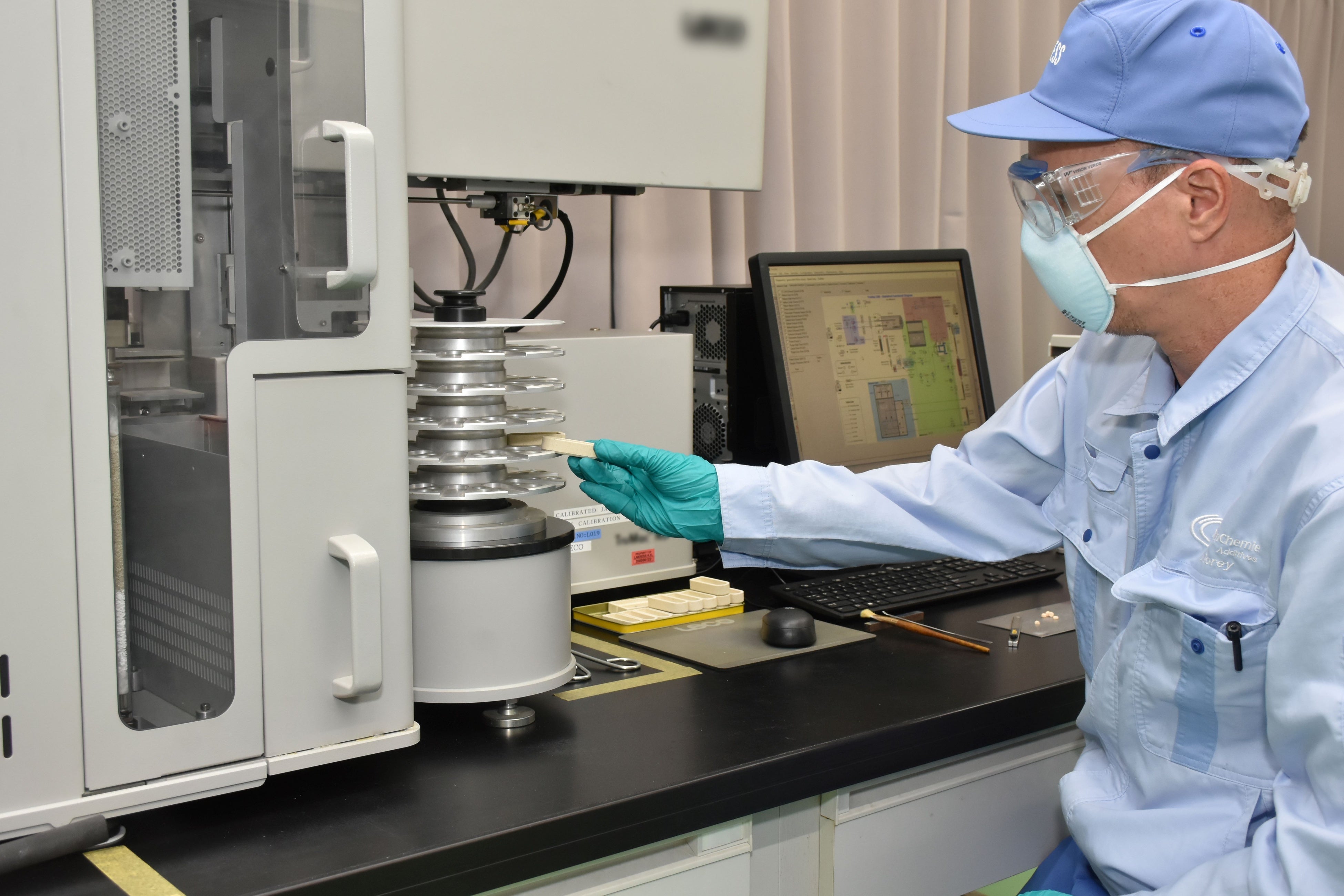 品質管理（QC）ラボ棟内での品質検査の様子（写真：ランクセス）