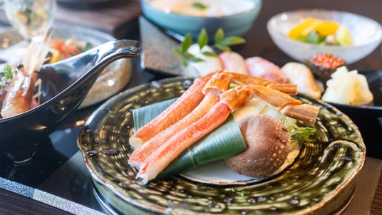 【開業5周年】『函館湯の川温泉 海と灯/ヒューイットリゾート』が7月限定の特別イベントを開催。ズワイガニのしゃぶしゃぶやマグロ実演が彩る「特別会席」と「和洋中ランチビュッフェ」をお届け 【開業5周年】『函館湯の川温泉 海と灯/ヒューイットリゾート』が7月限定の特別イベントを開催。ズワイガニのしゃぶしゃぶやマグロ実演が彩る「特別会席」と「和洋中ランチビュッフェ」をお届け