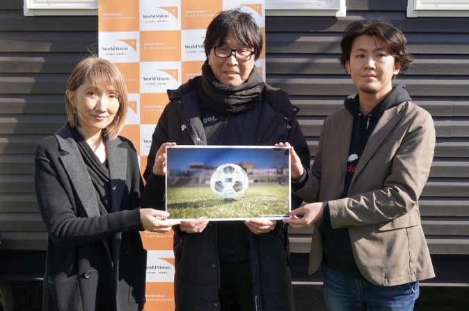 ワールド・ビジョン・ジャパン事務局長木内真理子(左)、高橋陽一先生(中央)、dounlejump.tokyo株式会社代表取締役CTO満足亮(右)限定デザインのサッカーボールのイメージとともに。