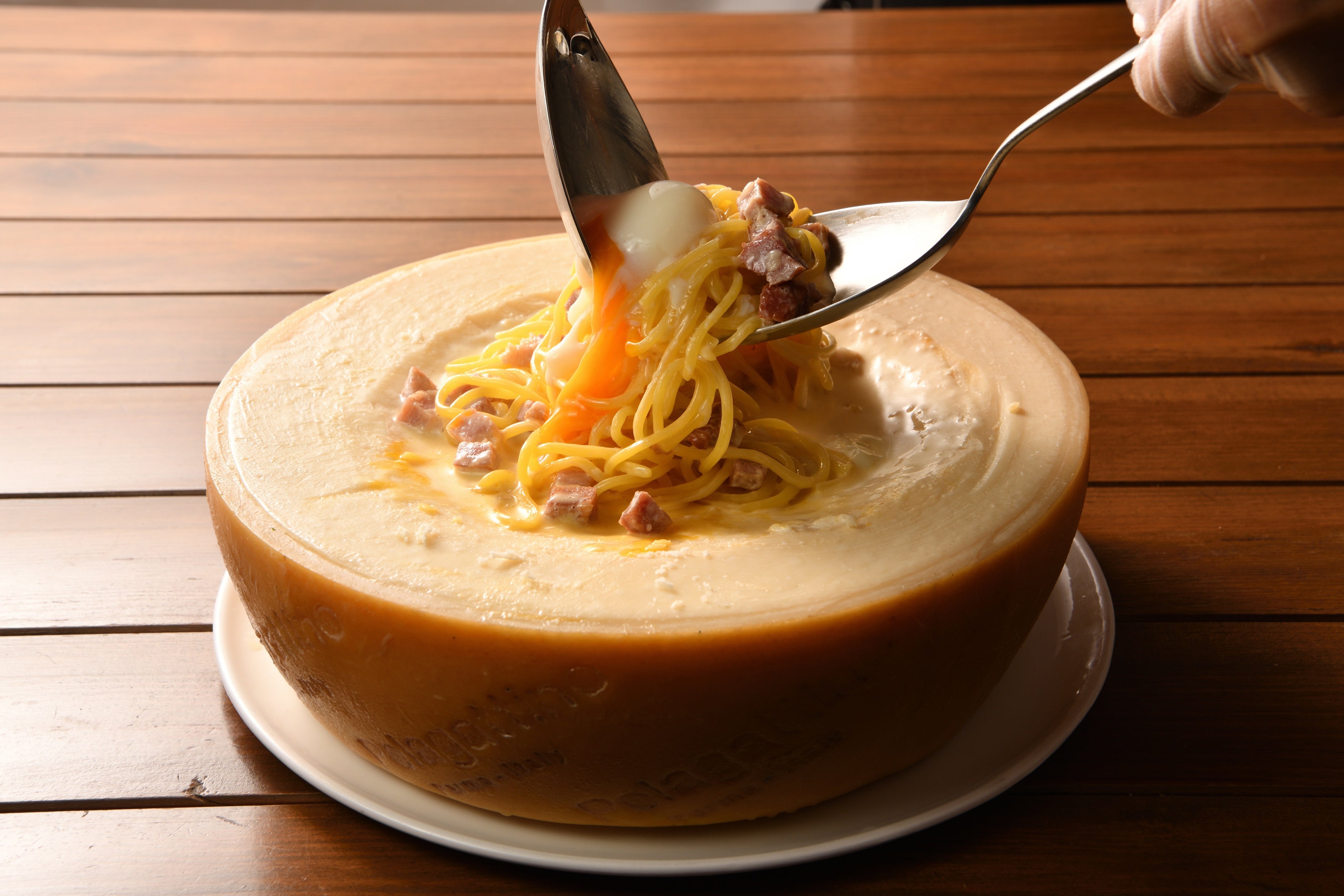 お客様の目の前でチーズに絡めて仕上げる「THE カルボナーラ」