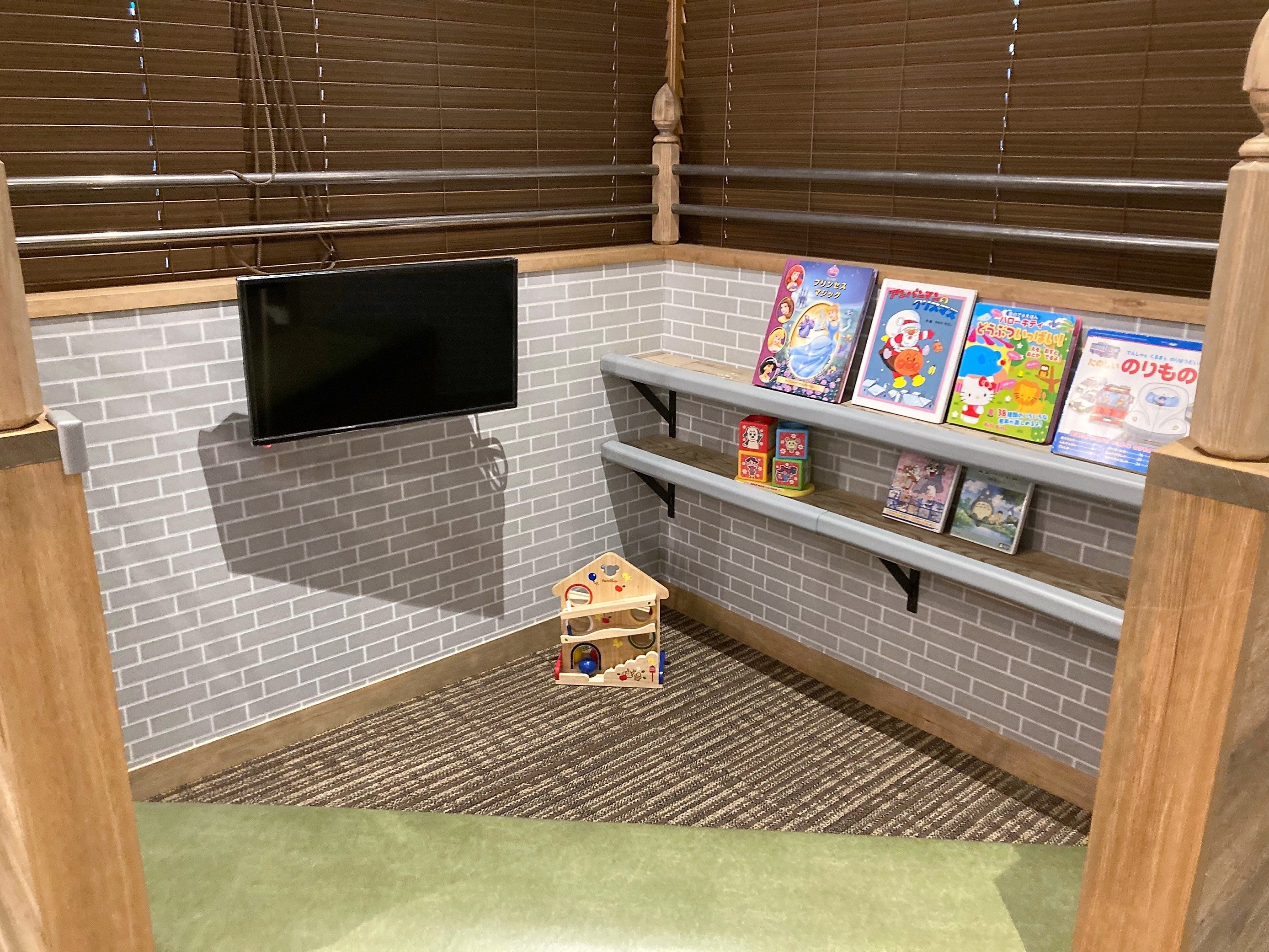 絵本やモニターも完備のキッズスペース