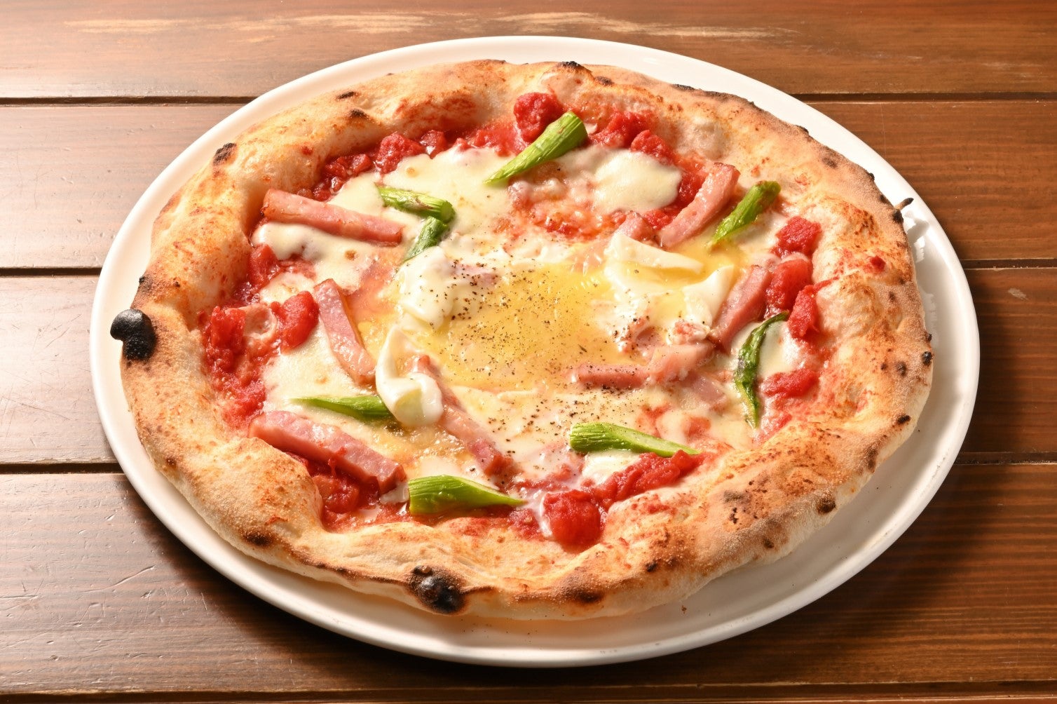 ベーコンとアスパラガスのビスマルク 1,490円(税込)