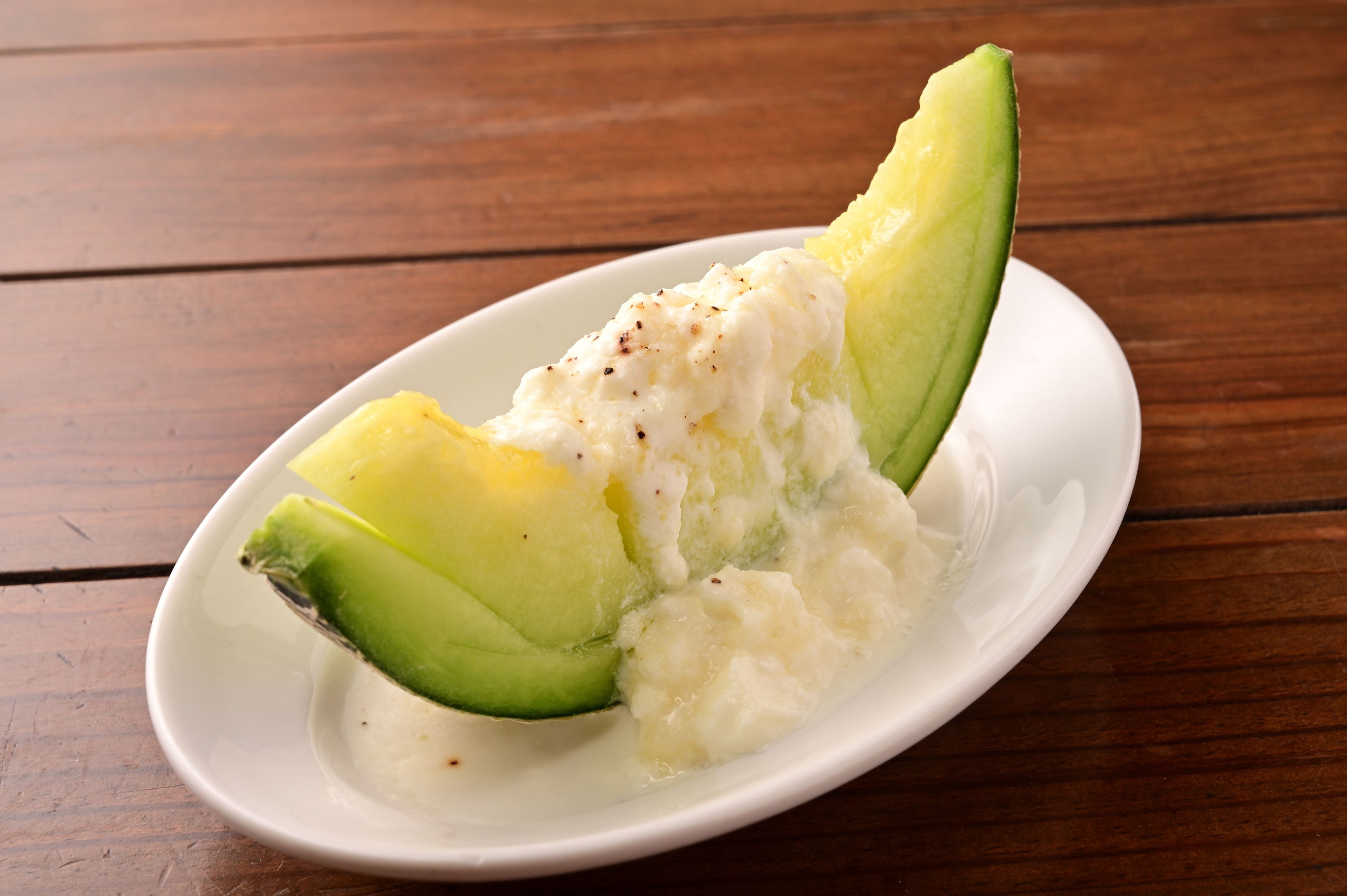 メロンと生モッツァレラのカプレーゼ890円(税込)※15時～ディナー限定商品