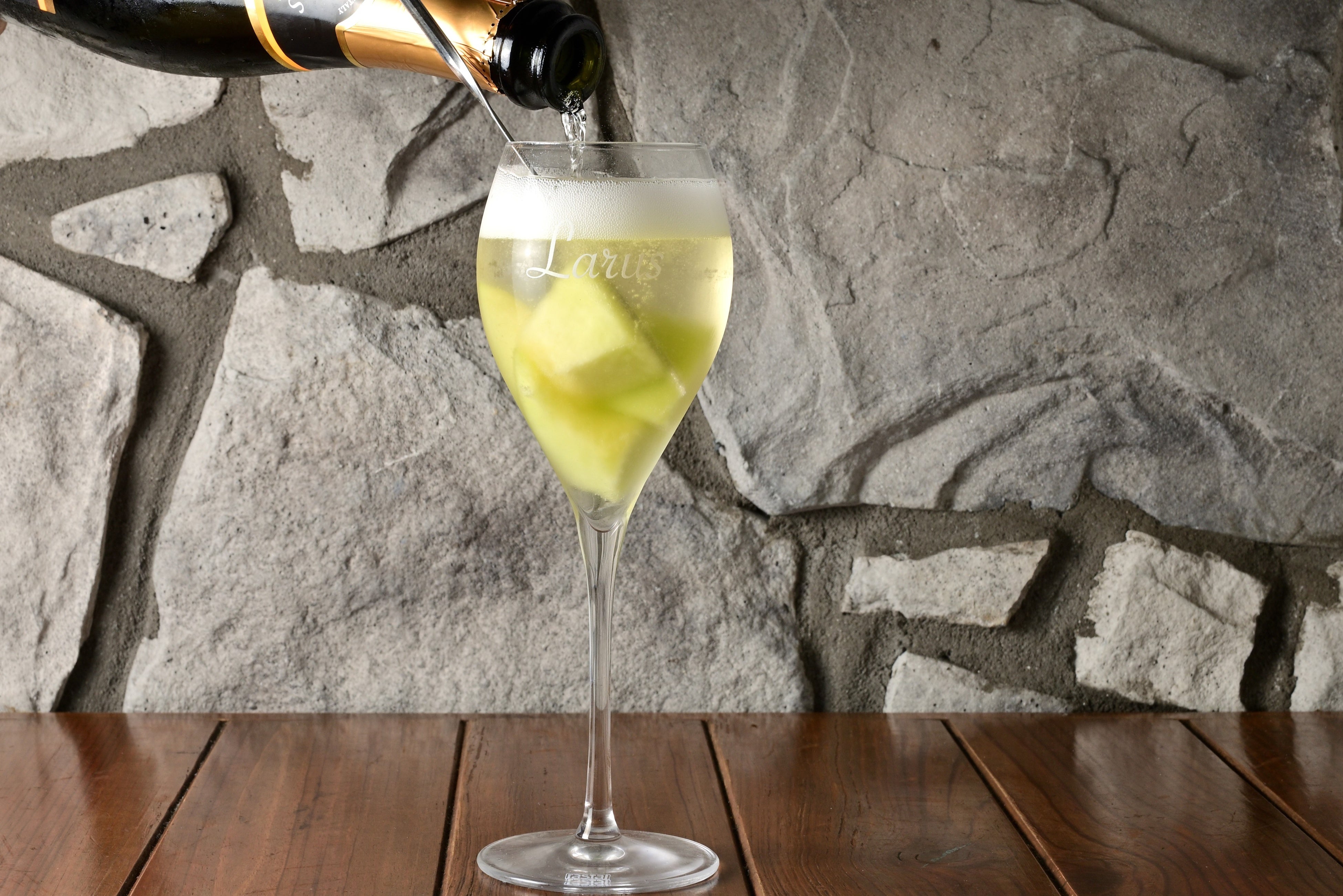 ごろごろメロンのスパークリング890円(税込)　　※一部店舗では価格が異なります