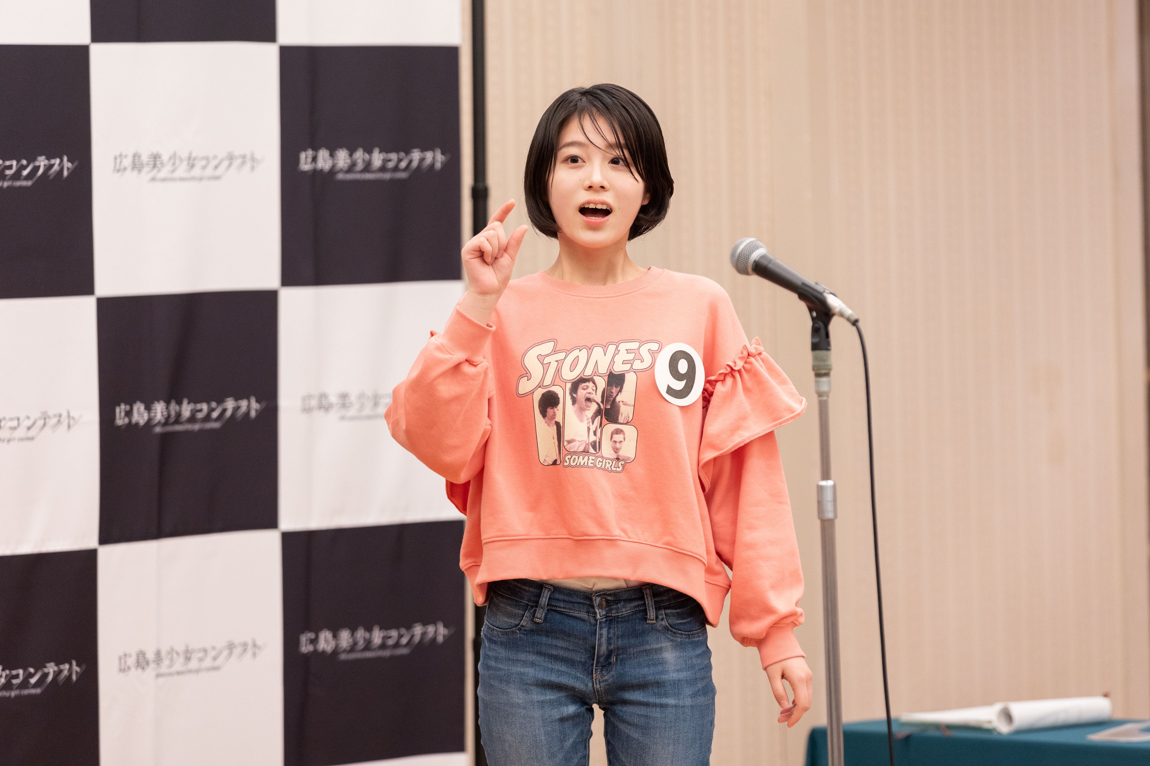 英語劇を披露する美本⿇有