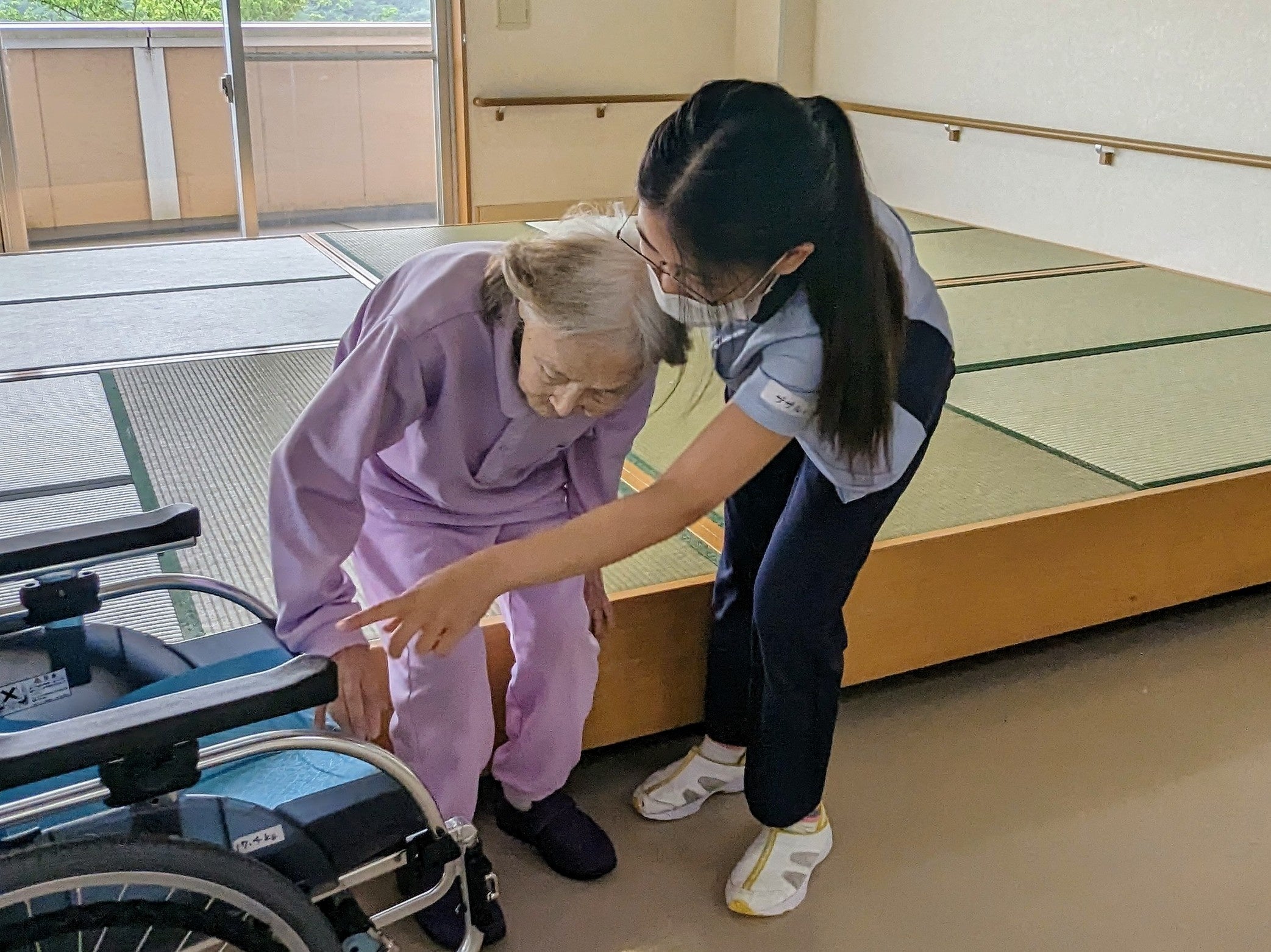 利用者の介助をするザ ザ ルインさん