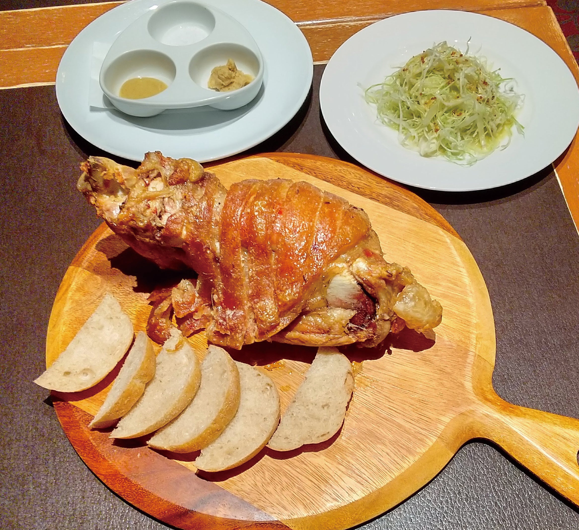 「シュテルツェ」には、岩塩・マスタード・西洋わさびとバゲット、キャベツのマリネ付き