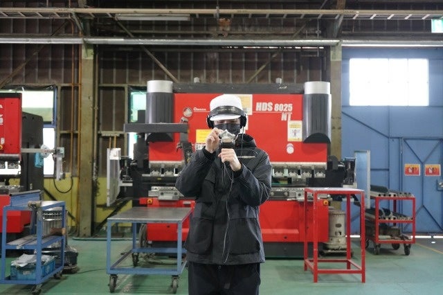 クシダ工業の八幡製作所にて集音するSEKITOVA氏