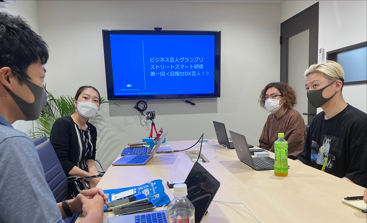 ▲真剣に研修を受けるガクテンソクのお二人