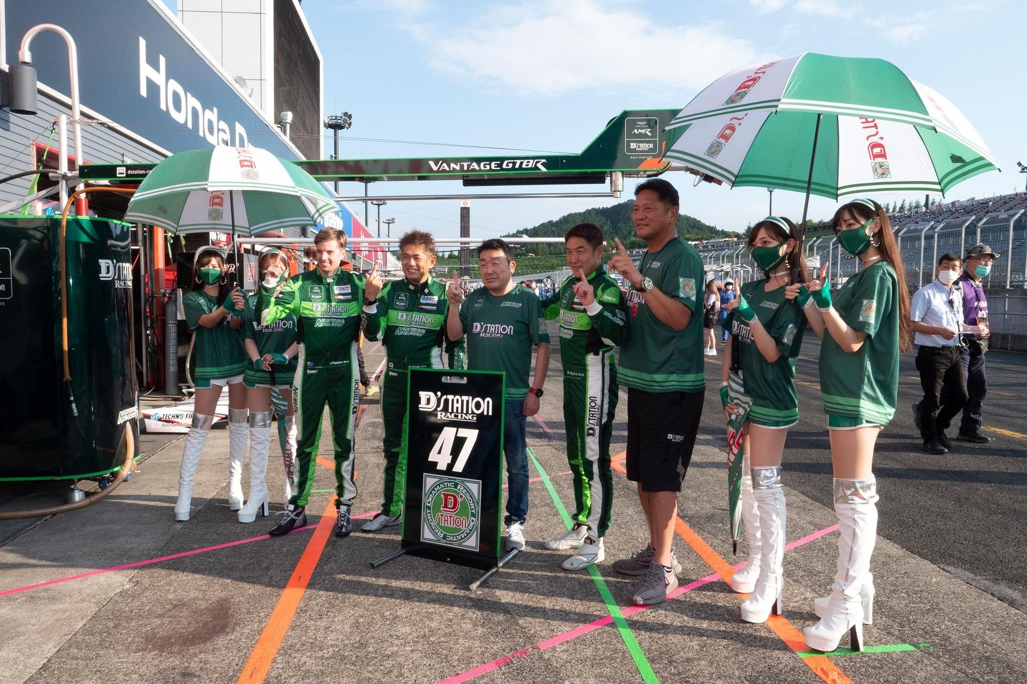 チームオーナー星野社長、佐々木監督、MAXORIDO、浜健二選手、ジェイク・パーソンズ選手