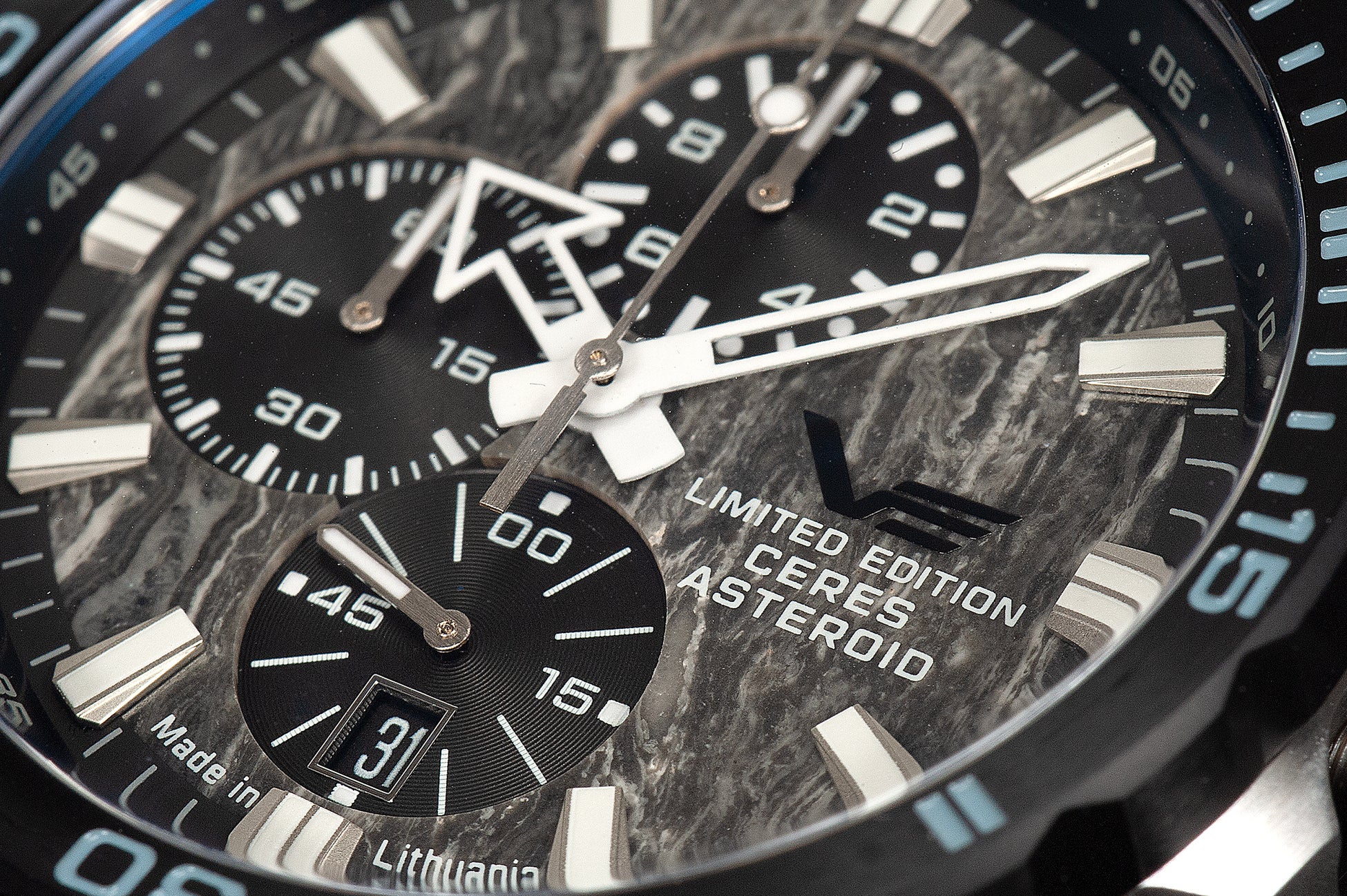 0.5mmに薄くカットされた天然のグレーのエルメス大理石の文字盤