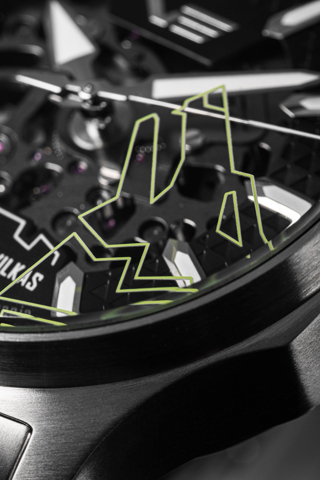 K1クリスタルガラスに描かれたアイアンウルフ