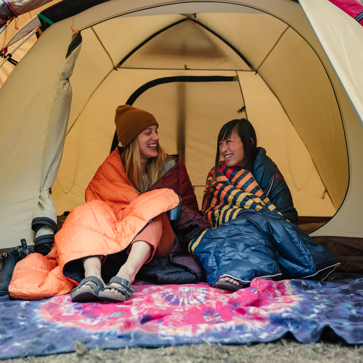 キャンプシーンでは、敷いたりかけたり羽織ったり大活躍。