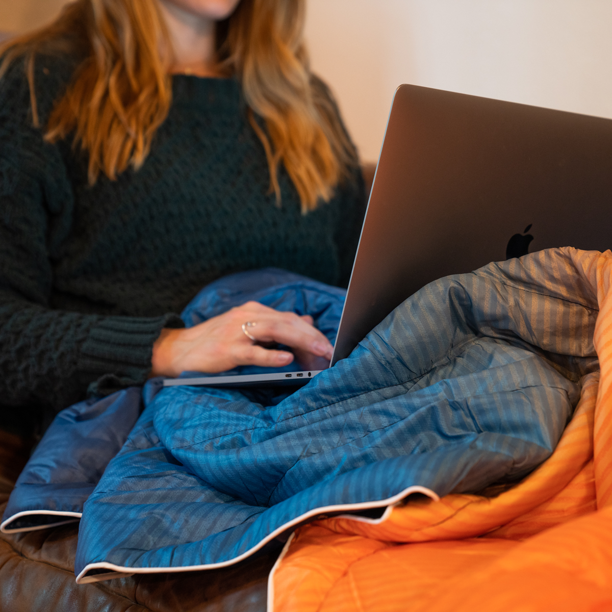 コンパクトだからデスクワークやリモートワーク、どこでも持ち運べます。