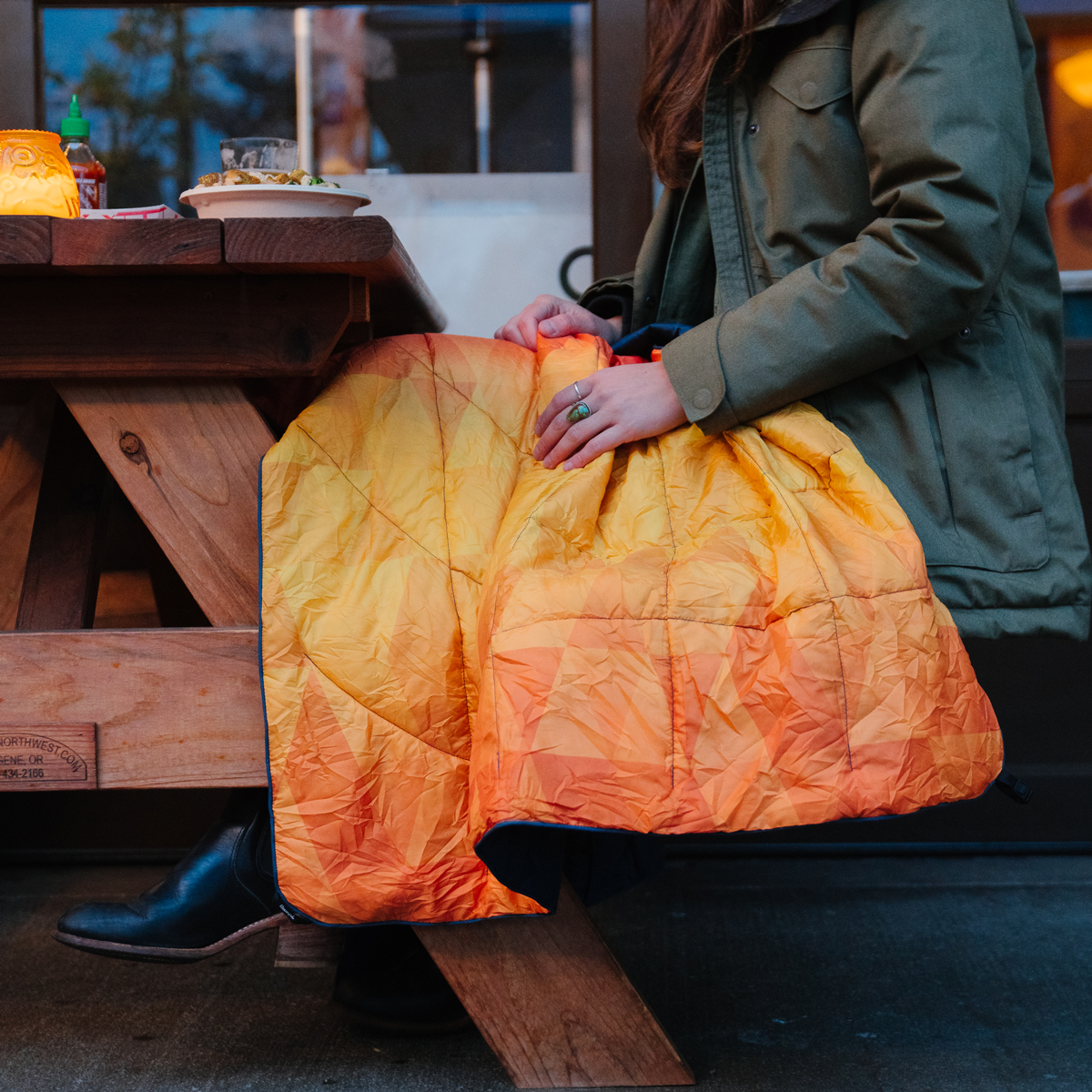トラベル用ブランケットはひざ掛けに丁度良いサイズです。