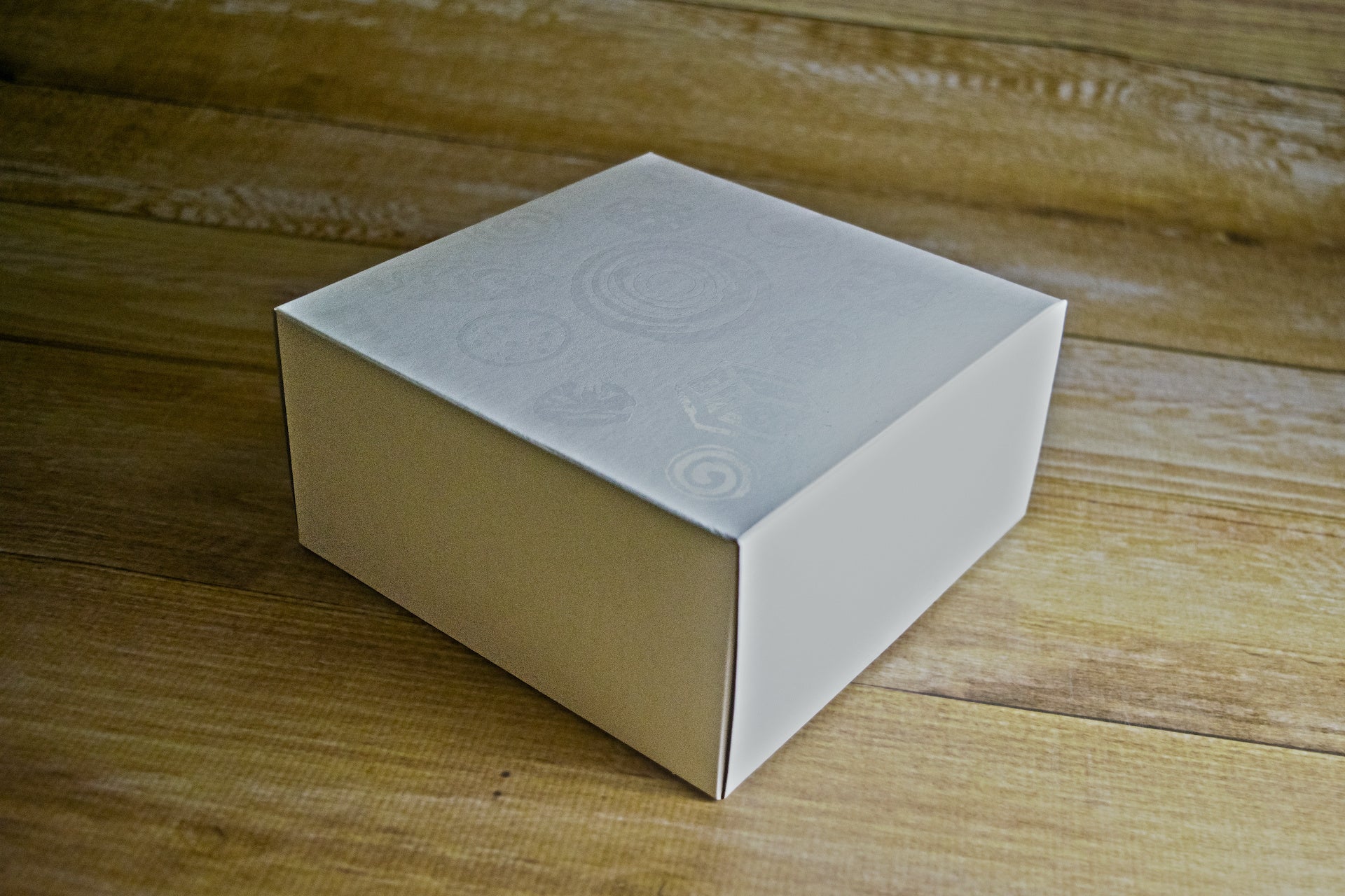 シンプルなギフトボックスでお届け