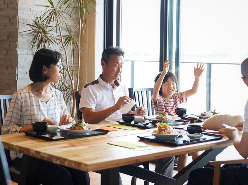 レストランでの食事イメージ