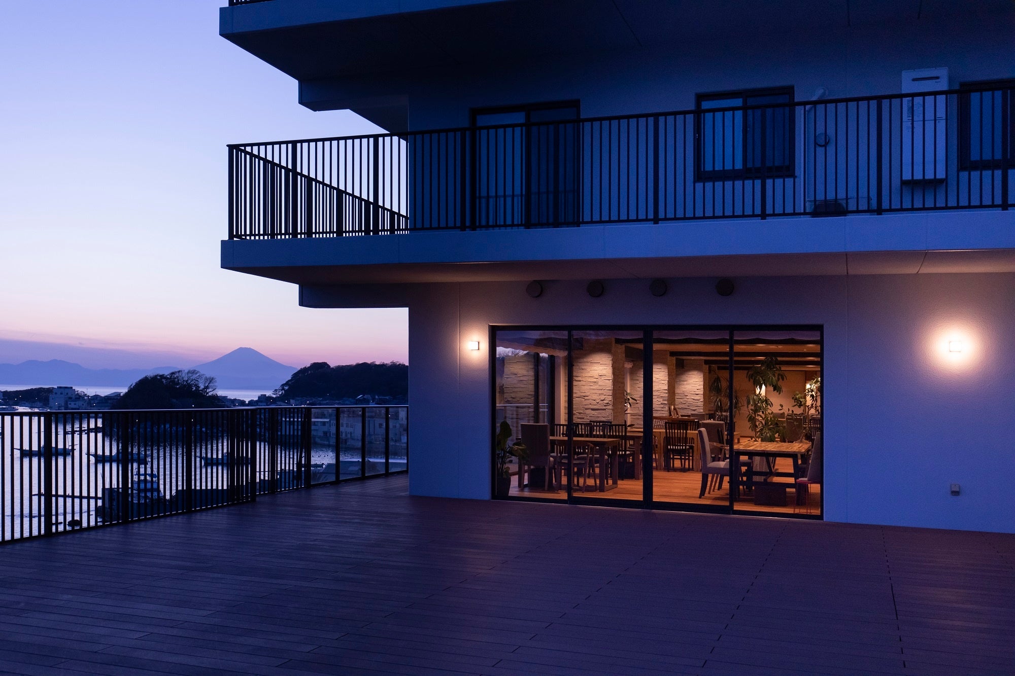 テラスからは相模湾と富士山を一望（夕景）