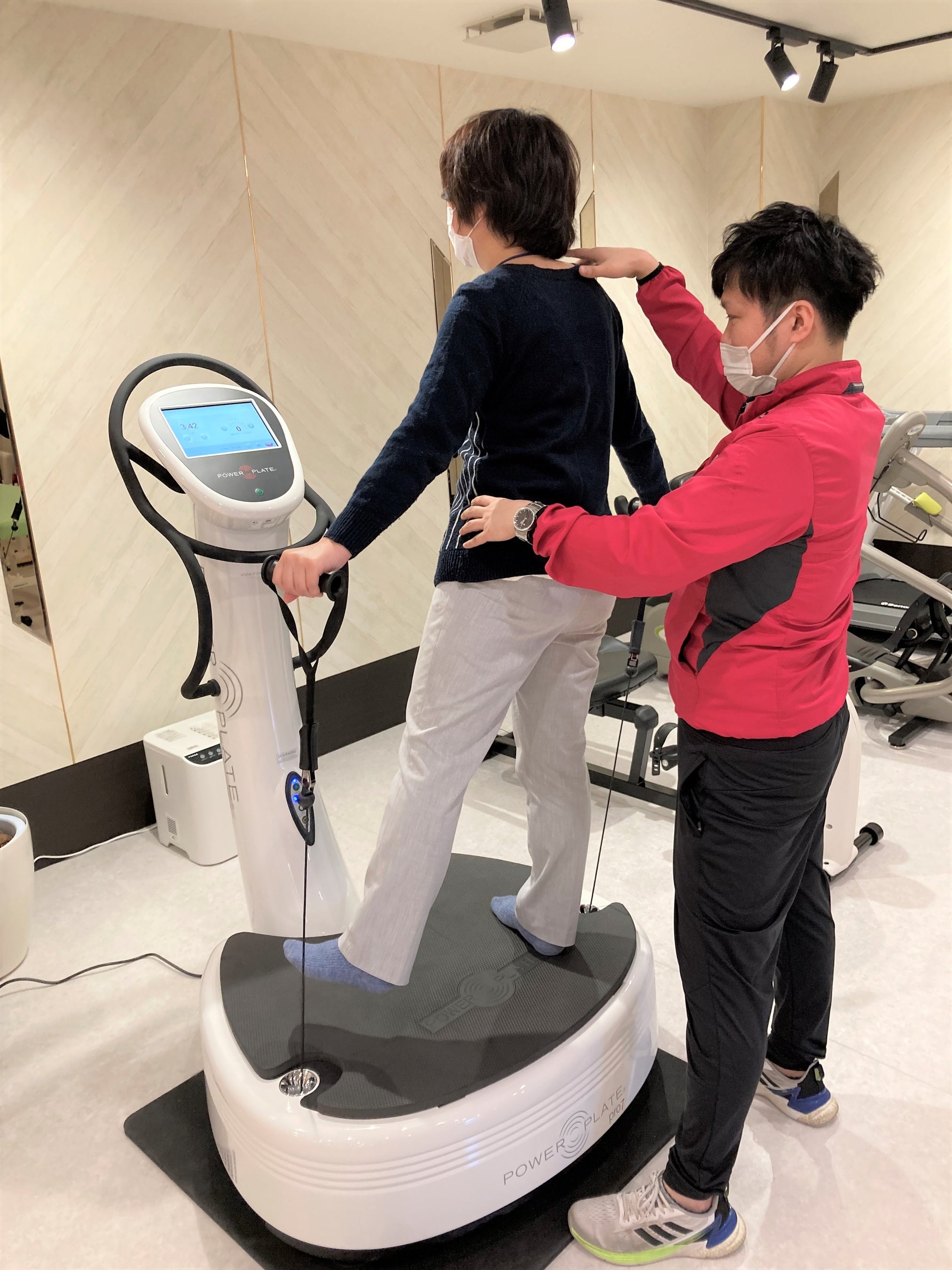 「ウェルビスタ ケアスタジオ 練馬北町」 パワープレートを使用した個別リハビリ（イメージ）