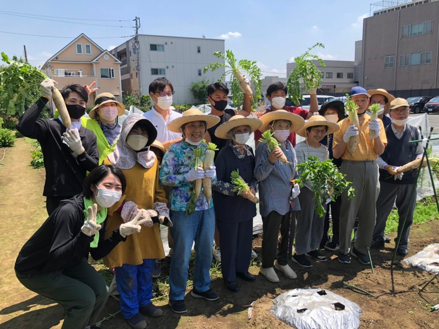 独立プロ野球チーム選手と当社のお客様による野菜収穫 日本初「介護×スポーツ×農業」で地域活性化