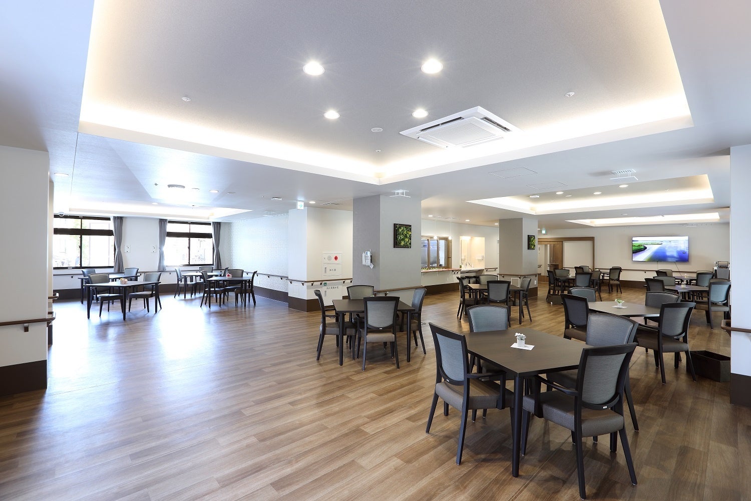 オープンキッチンを採用した 開放的なダイニング_1