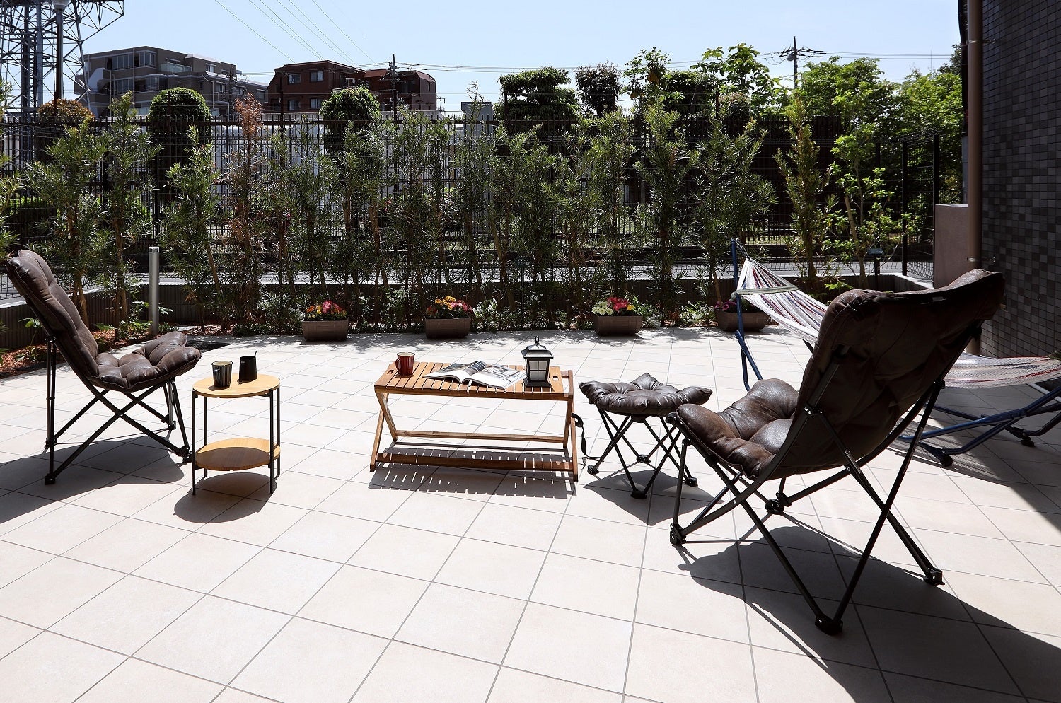 ラウンジから続くオープンテラス