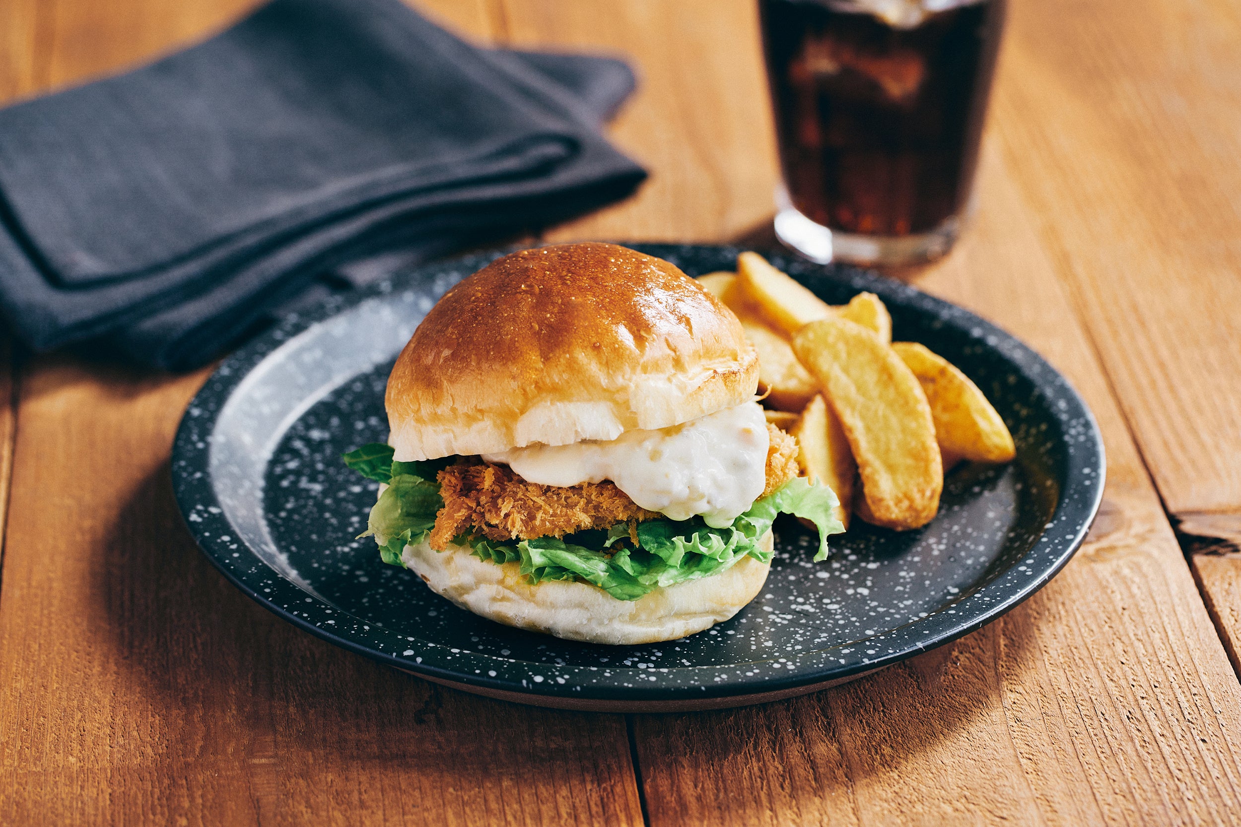 湖フグのフィッシュバーガー（ポテトフライ付き）