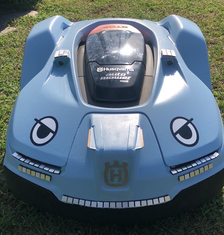 愛称が「ブルーHくん」に決まった自動芝刈機 Automower™450X(オートモア)