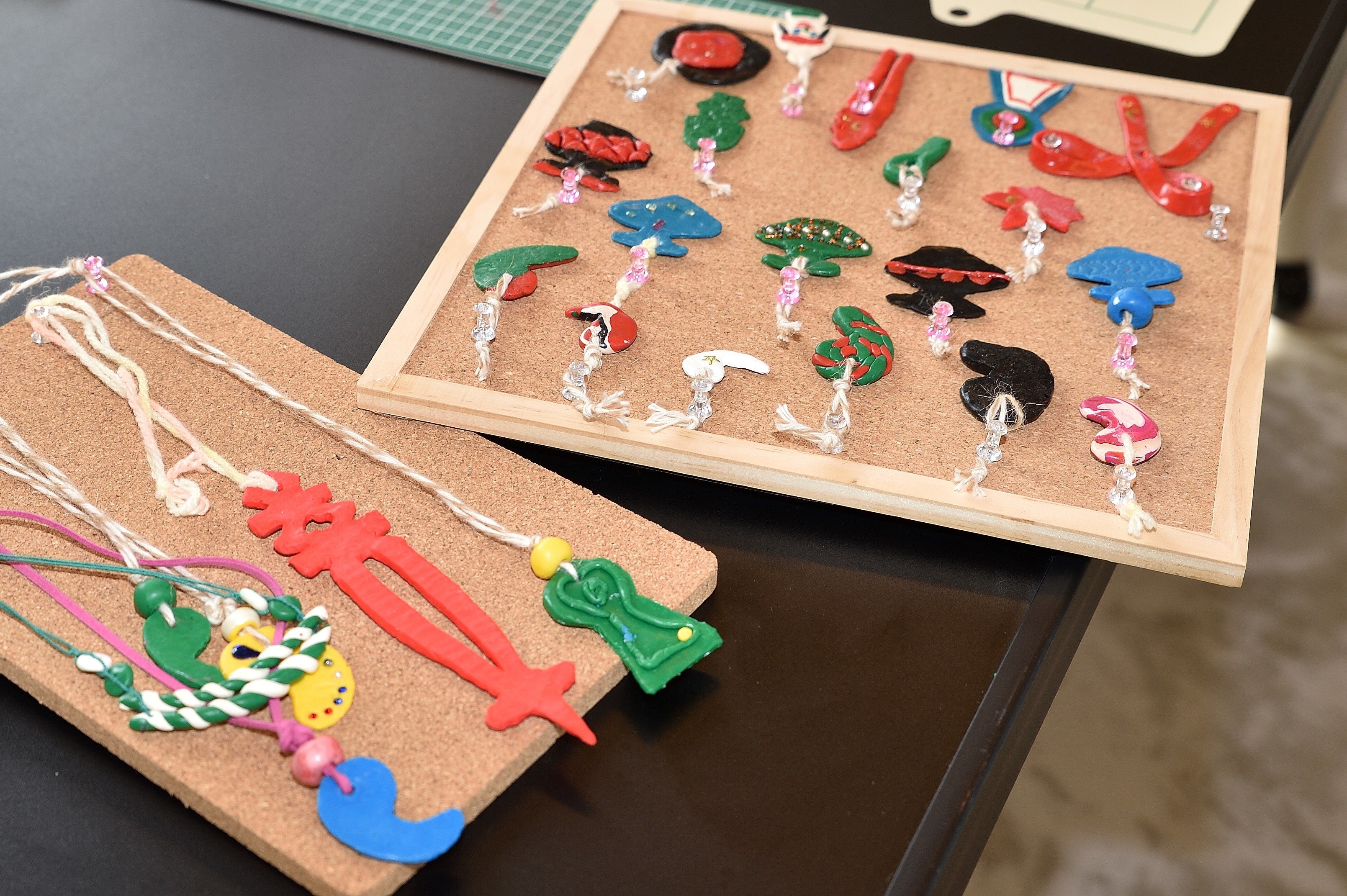 カラフル粘土でアクセサリー作り