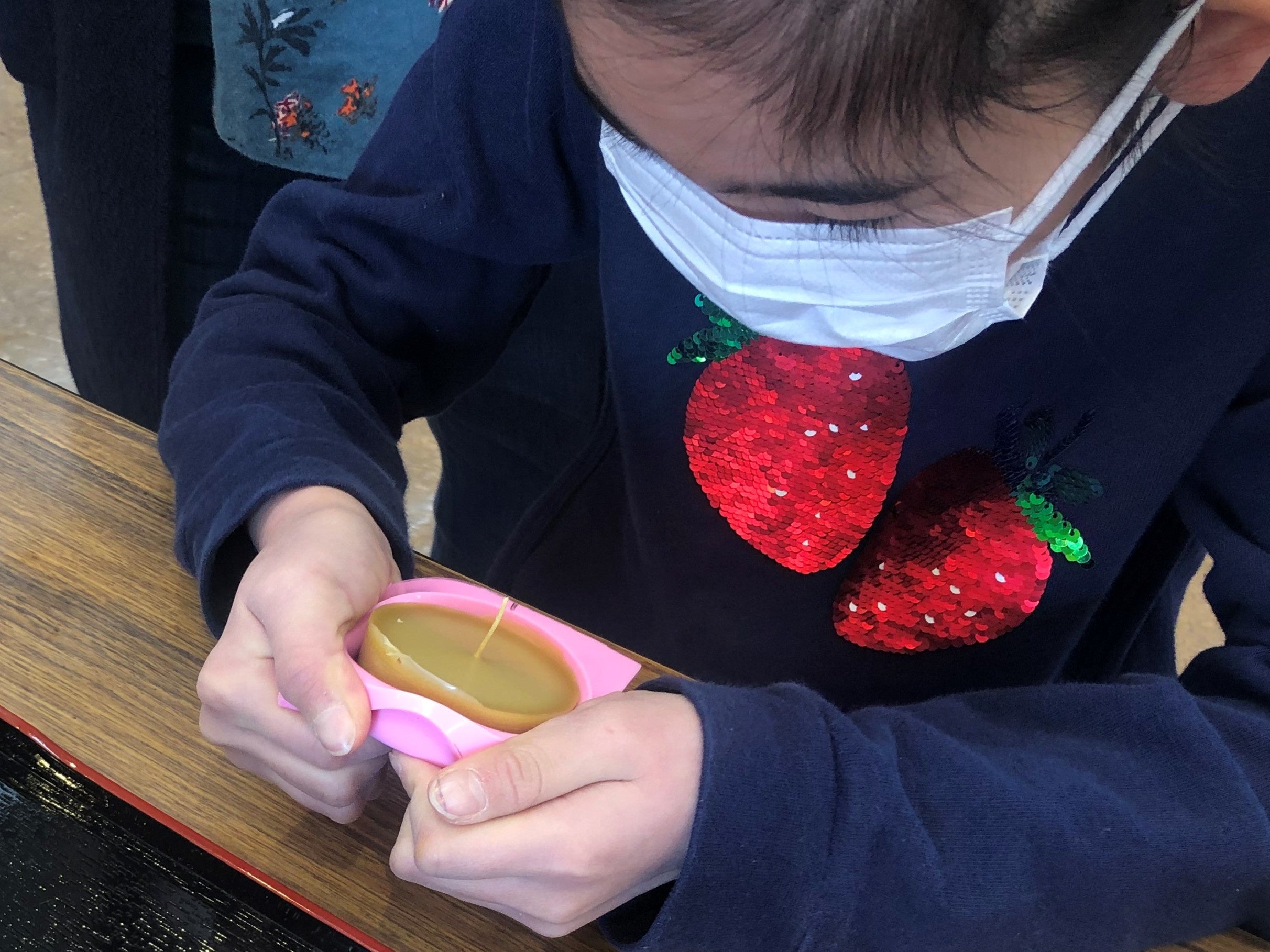 「みつろう」を利用し、EARTH HOURにも使えるキャンドルを手作り