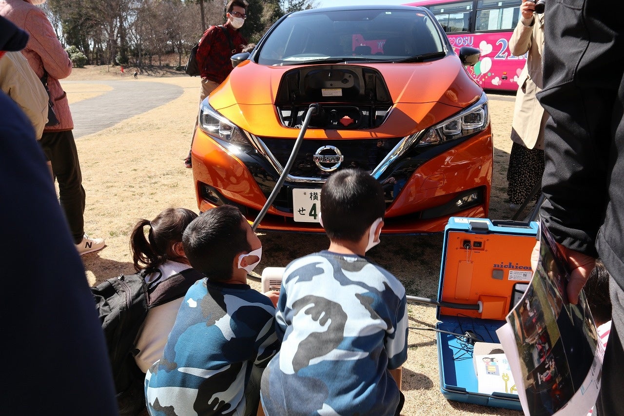公園内に電気自動車（EV）を展示して子ども達に紹介