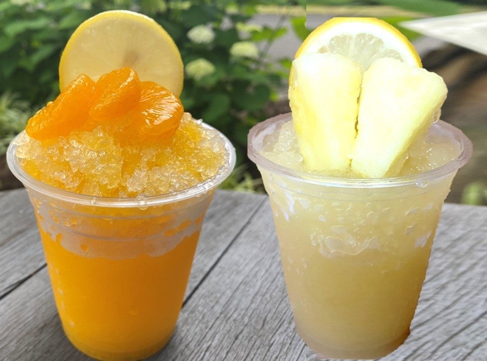 「飲むかき氷」（左：みかん、右：パイン）