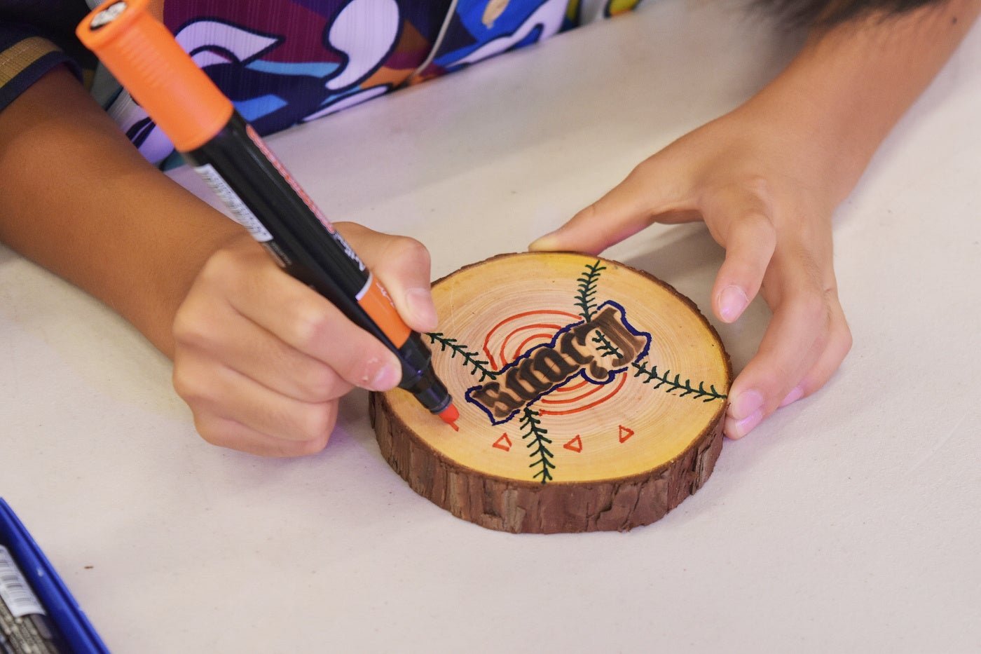 埼玉西武ライオンズのロゴを焼き印した、自分だけの木製コースターが作れるワークショップ