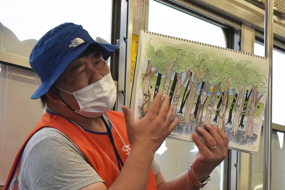スタッフによる紙芝居で紹介