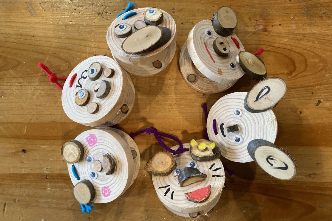 公園の植物管理で発生した「間伐材（かんばつざい）」などを材料に使ったクラフト作品『動物カスタネット作り』