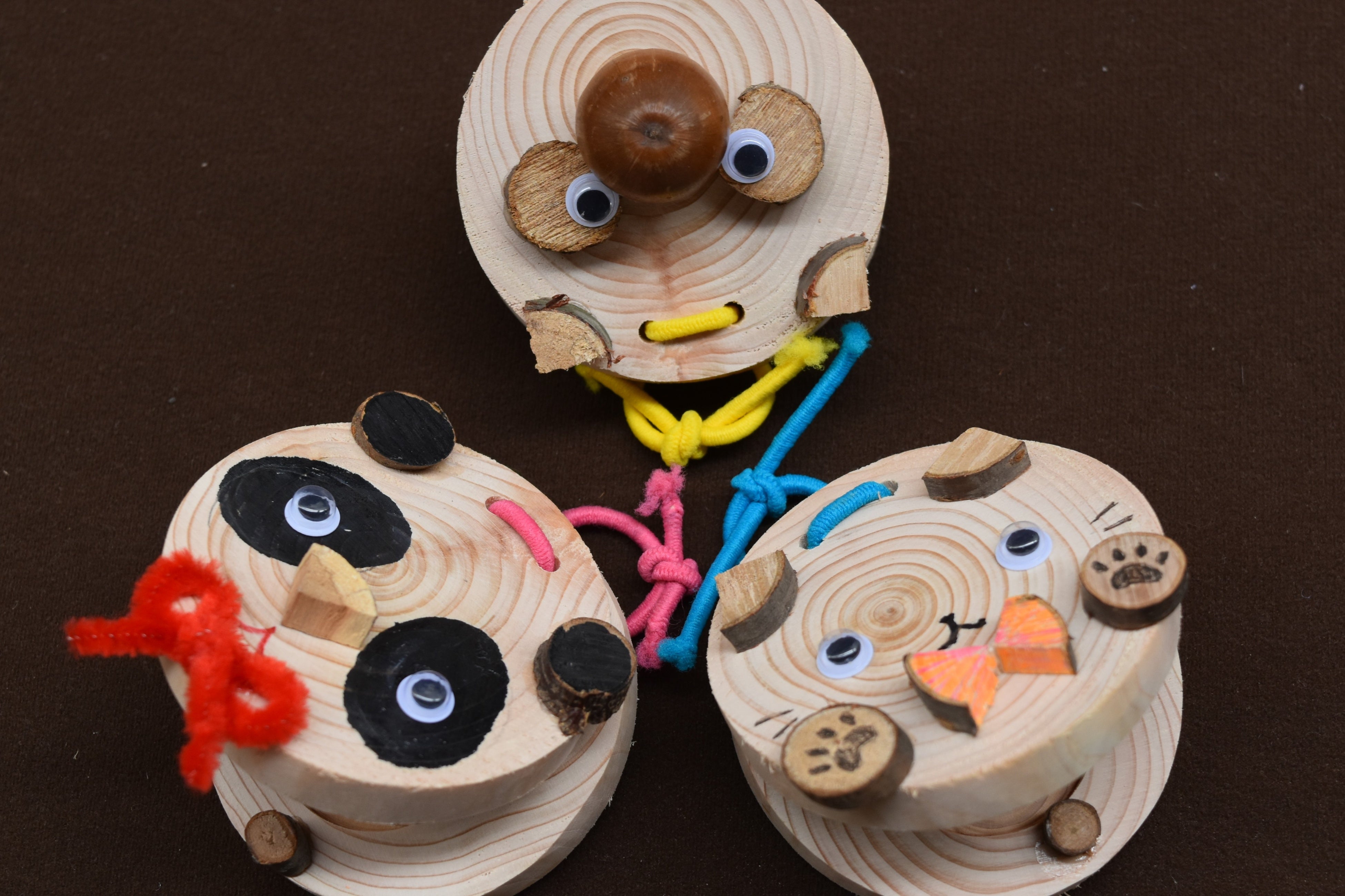 間伐材（かんばつざい）をはじめ、公園の木の実や枝を再利用した「動物カスタネット作り」