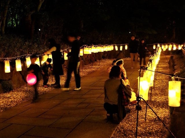 門をくぐると近隣の園児が作った可愛らしい「灯ろうかざり」が道を照らします
