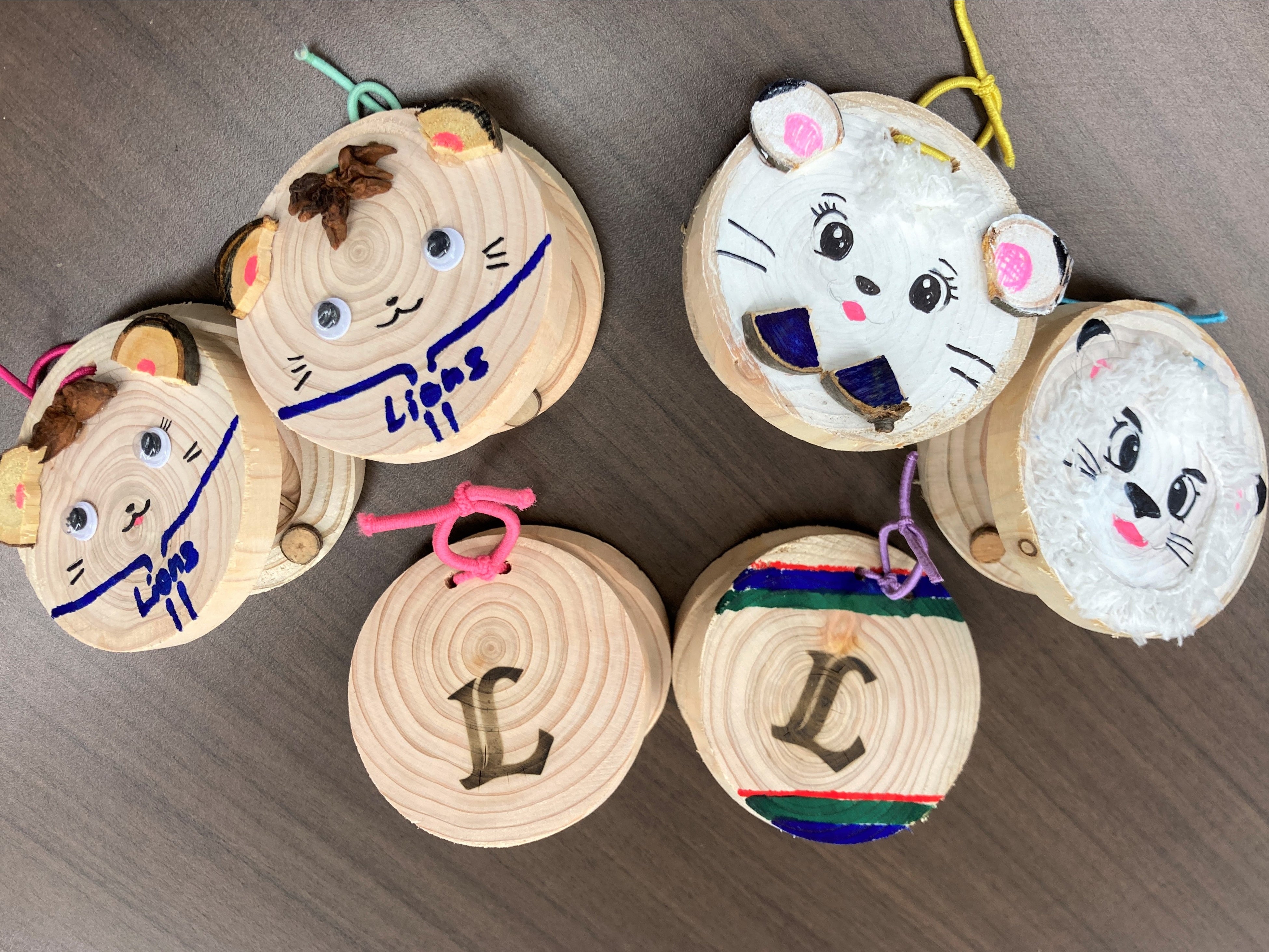 間伐材（かんばつざい）をはじめ、公園の木の実や枝を再利用した「動物カスタネット作り」