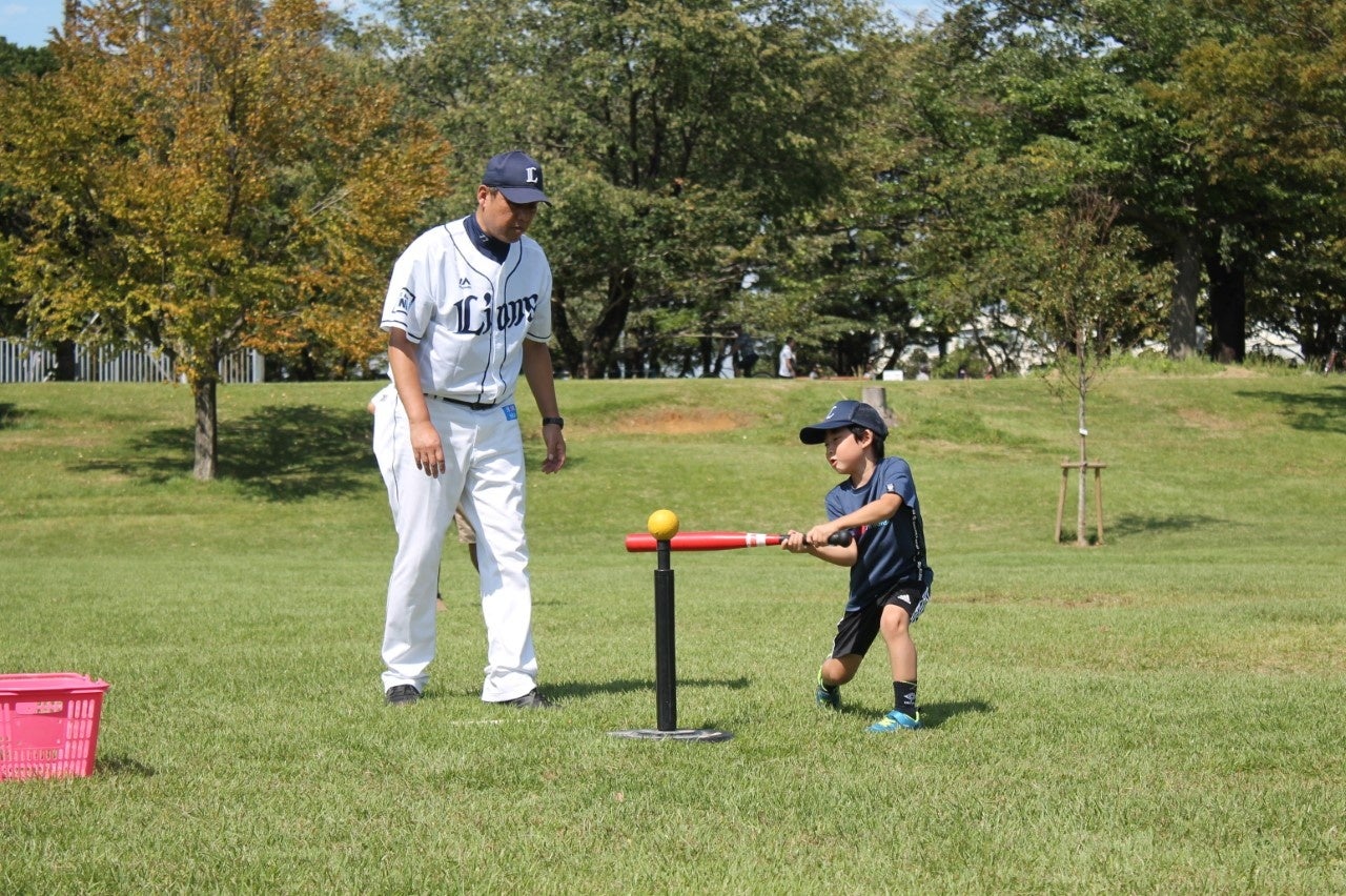 埼玉西武ライオンズOBから教わる！「親子キャッチボール」（2019年開催の様子）©SEIBU Lions