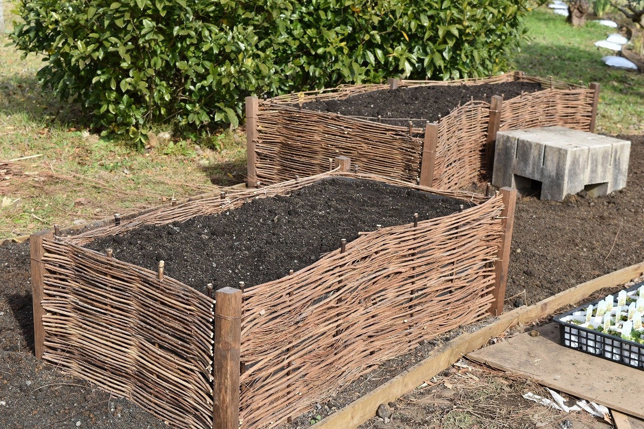 ヤマハギを使った自然素材の花壇（レイズドベット）