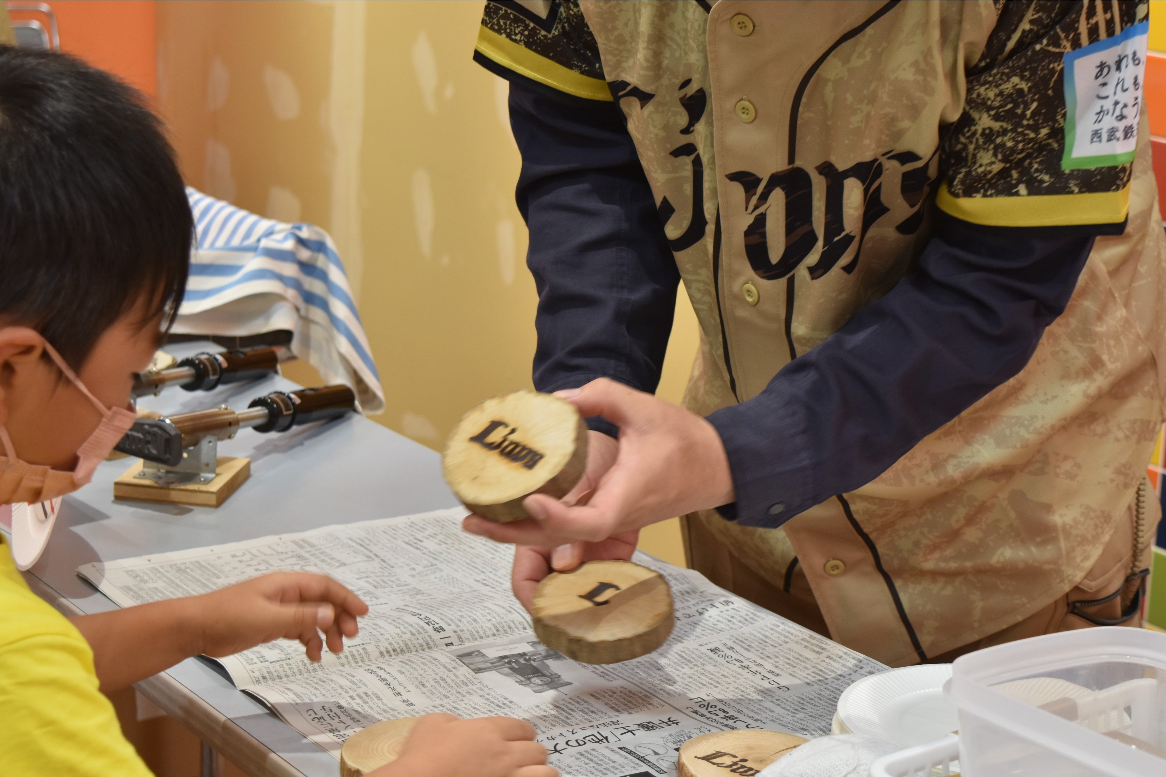 埼玉西武ライオンズのロゴを「L」と「Lions」から選んで、その場で焼き印します