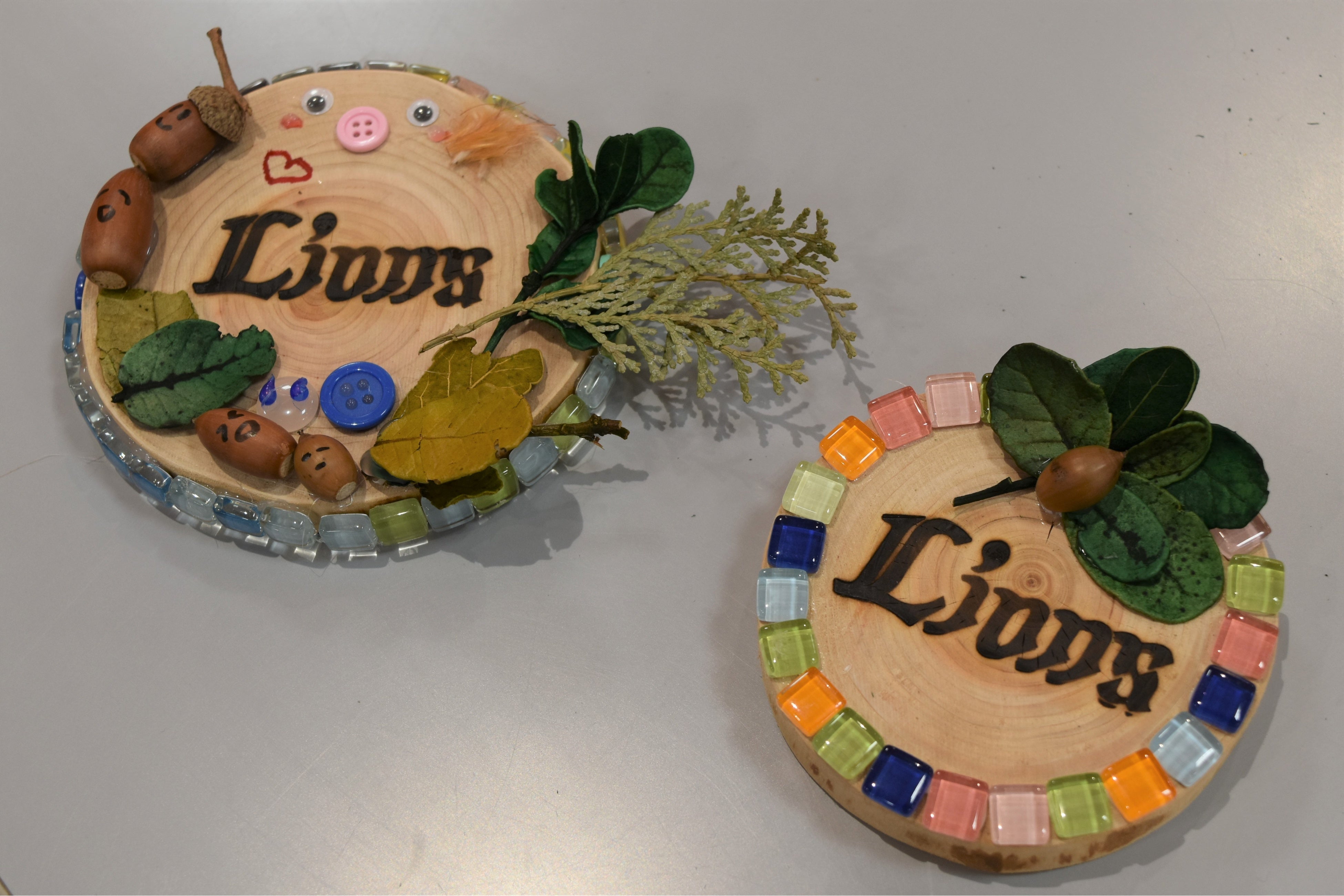 木の実や葉などを使って自由に飾り付け、オリジナルコースターに仕上げます