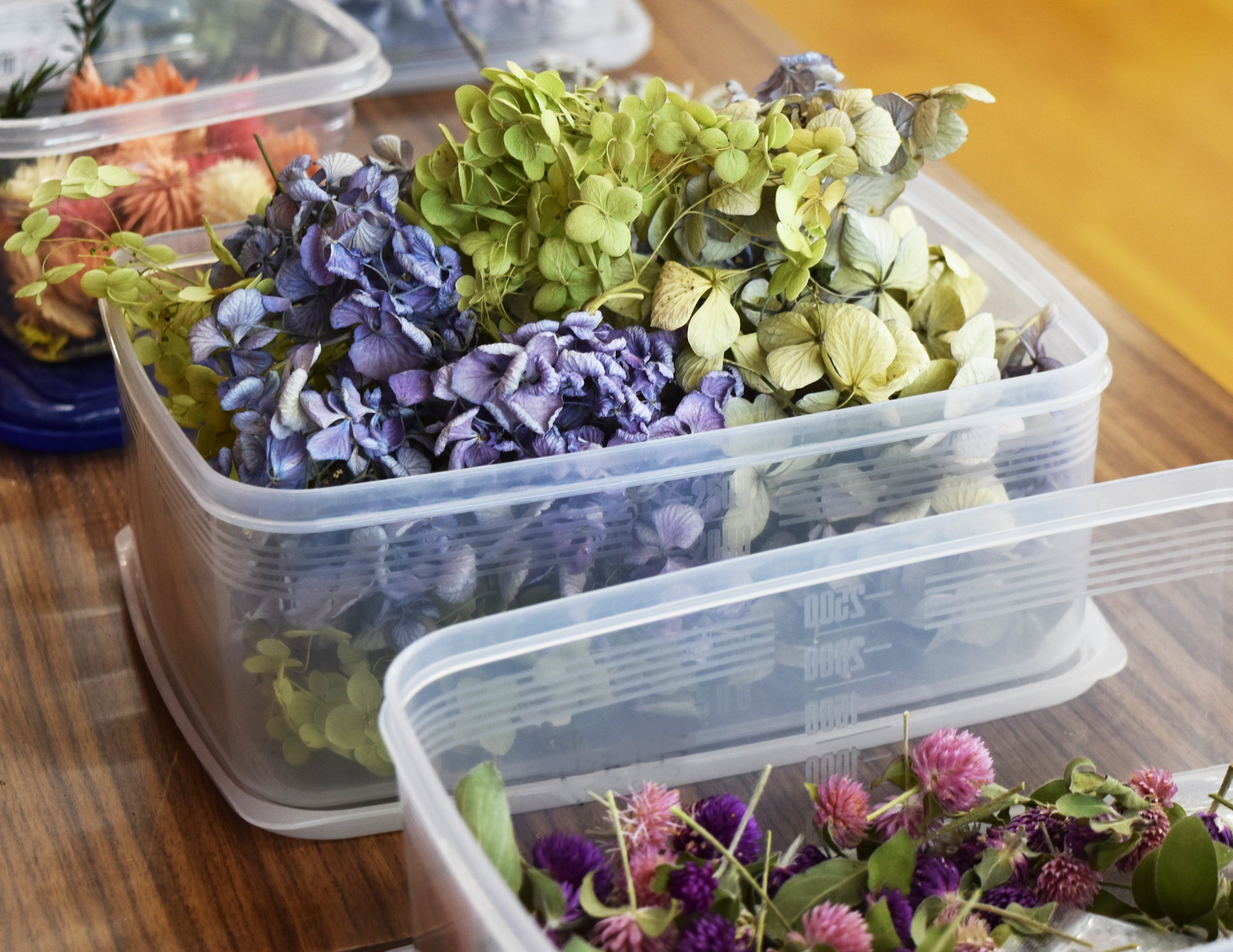 剪定などで廃棄する予定の花（ロスフラワー）も再利用します