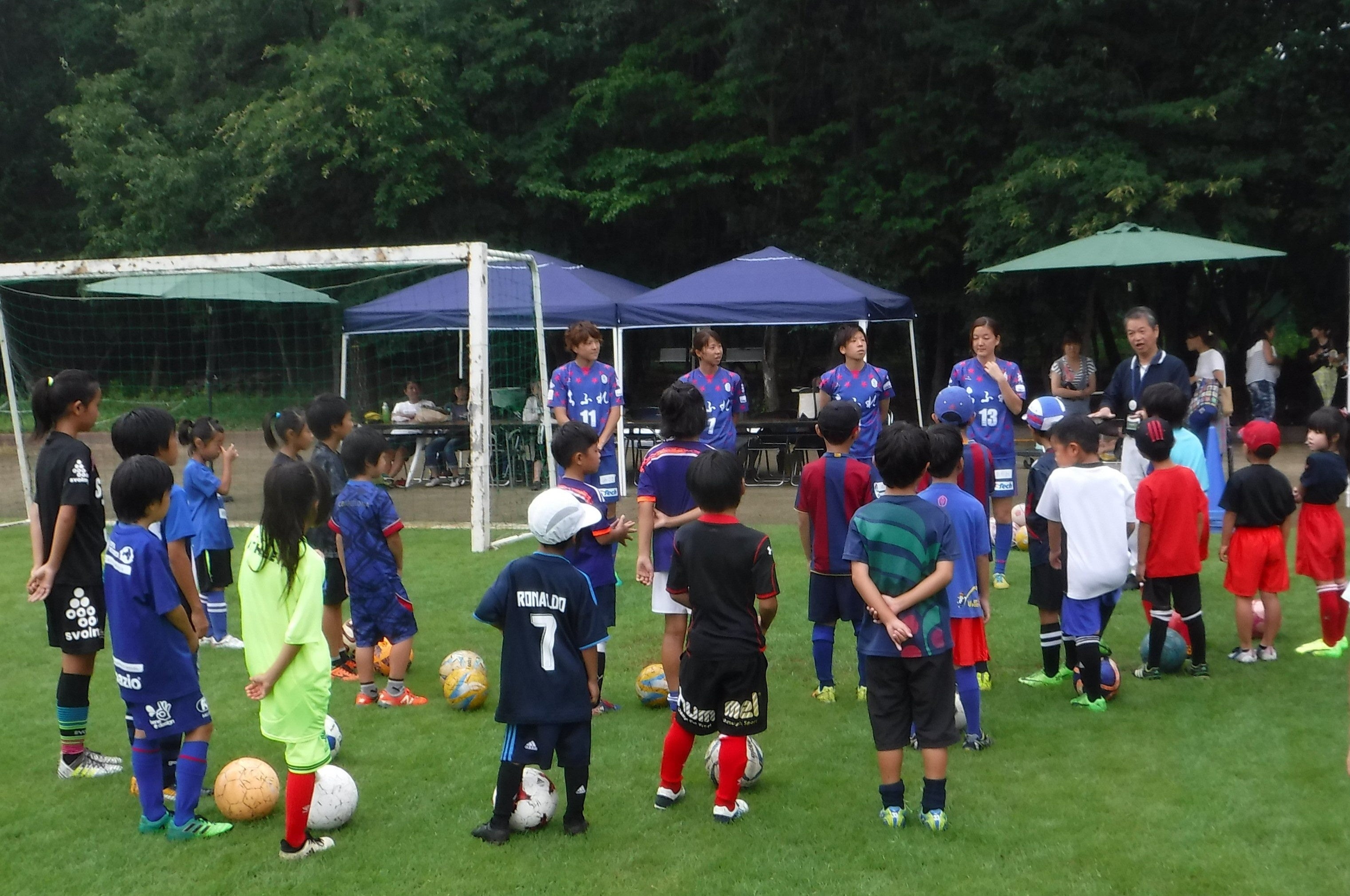 狭山市立堀兼・上赤坂公園でのサッカー教室の様子（※過去の開催）